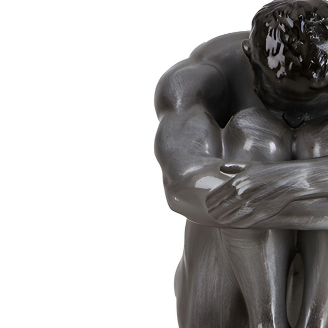 ESCULTURA MAN AGARRANDO RESINA PRATEADO MODALI DESIGN