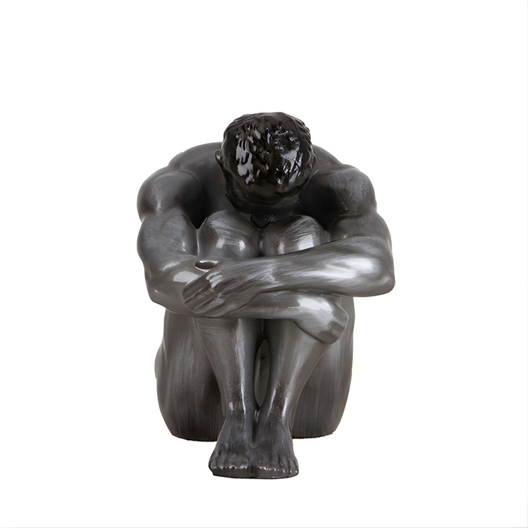 ESCULTURA MAN AGARRANDO RESINA PRATEADO MODALI DESIGN