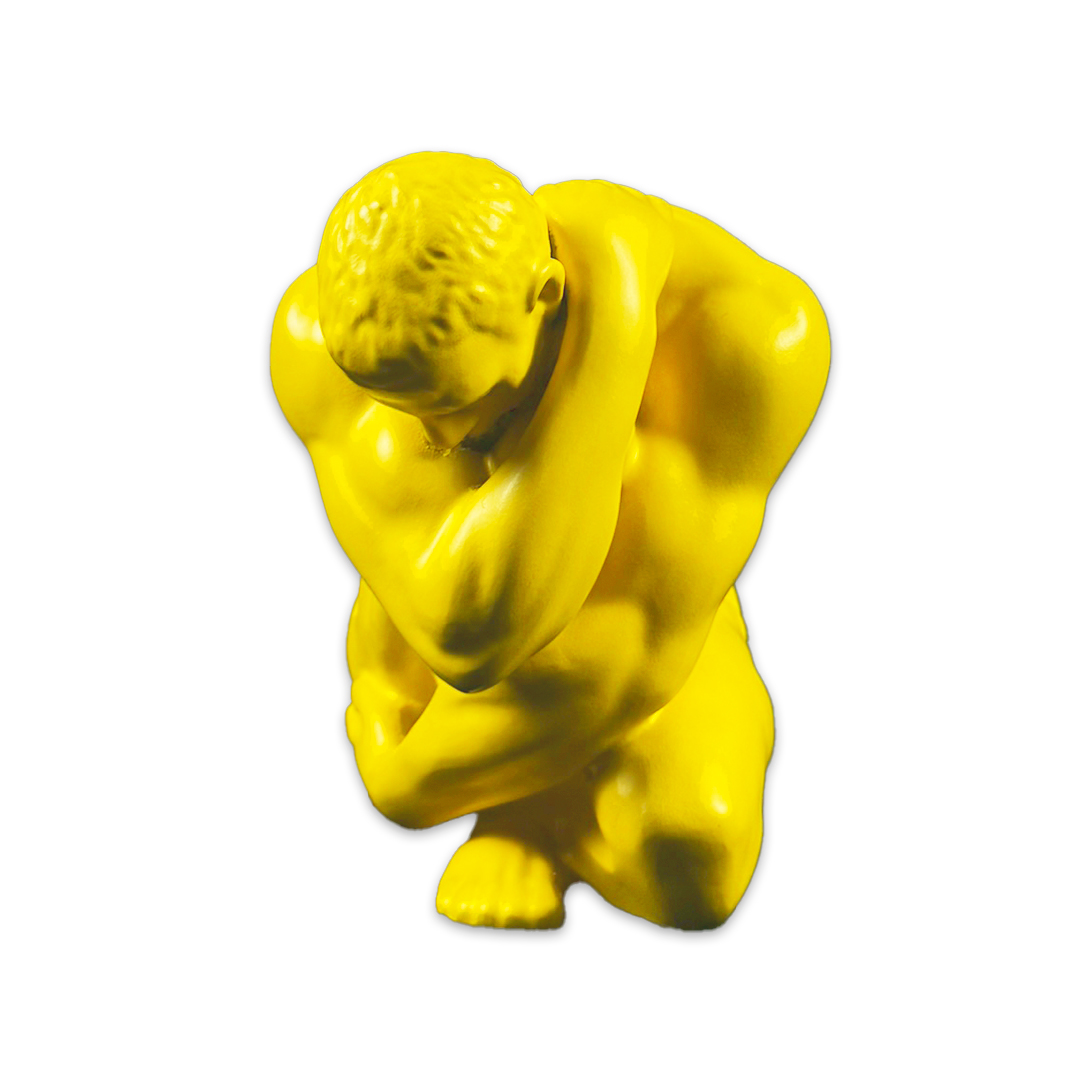 ESCULTURA MAN ENCOLHIDO RESINA AMARELO MODALI DESIGN
