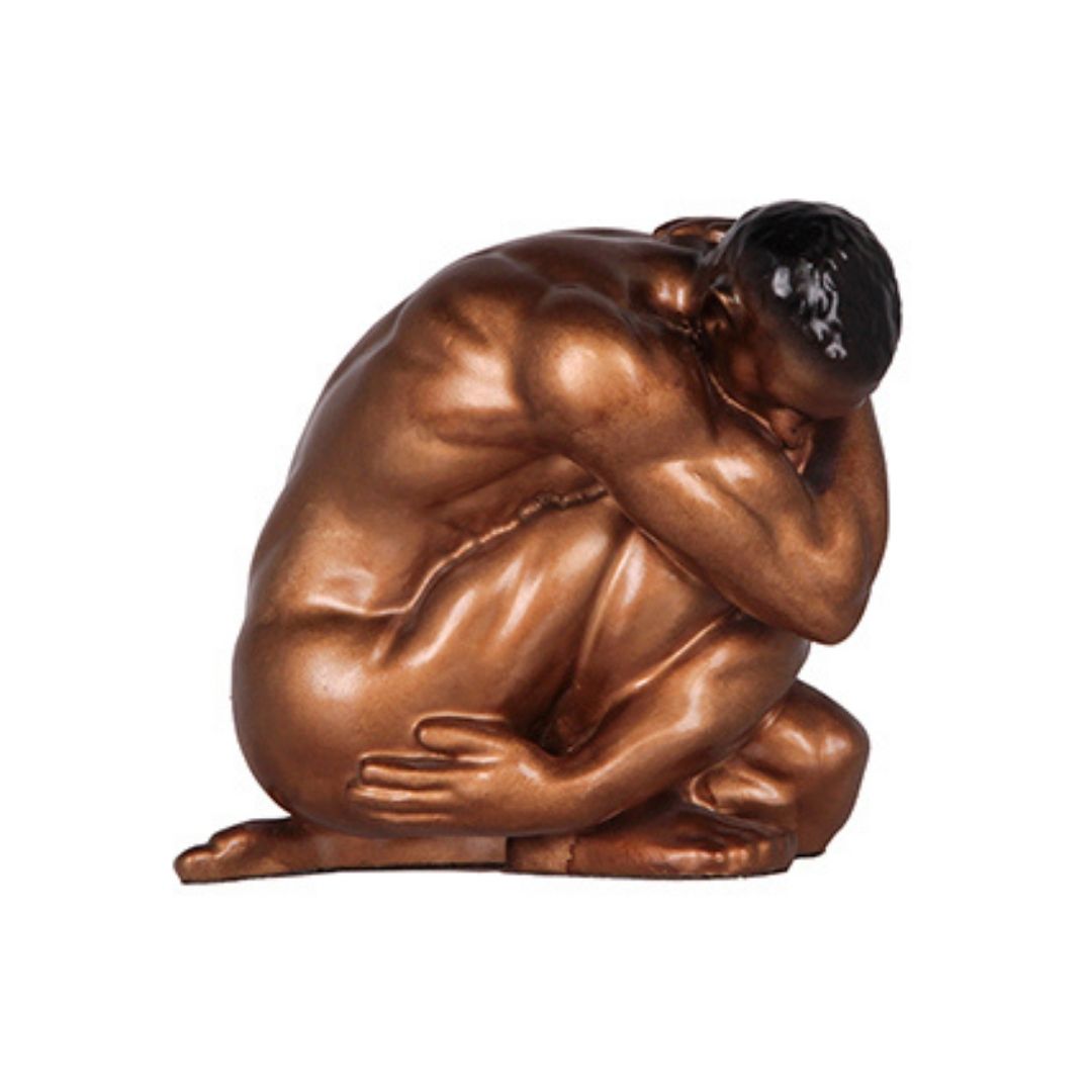 ESCULTURA MAN ENCOLHIDO RESINA PRATEADO MODALI DESIGN