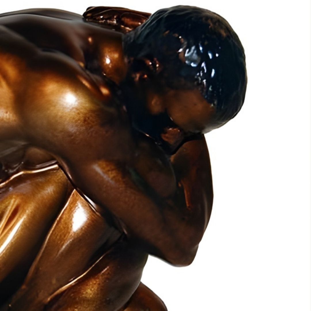 ESCULTURA MAN ENCOLHIDO RESINA DOURADO MODALI DESIGN