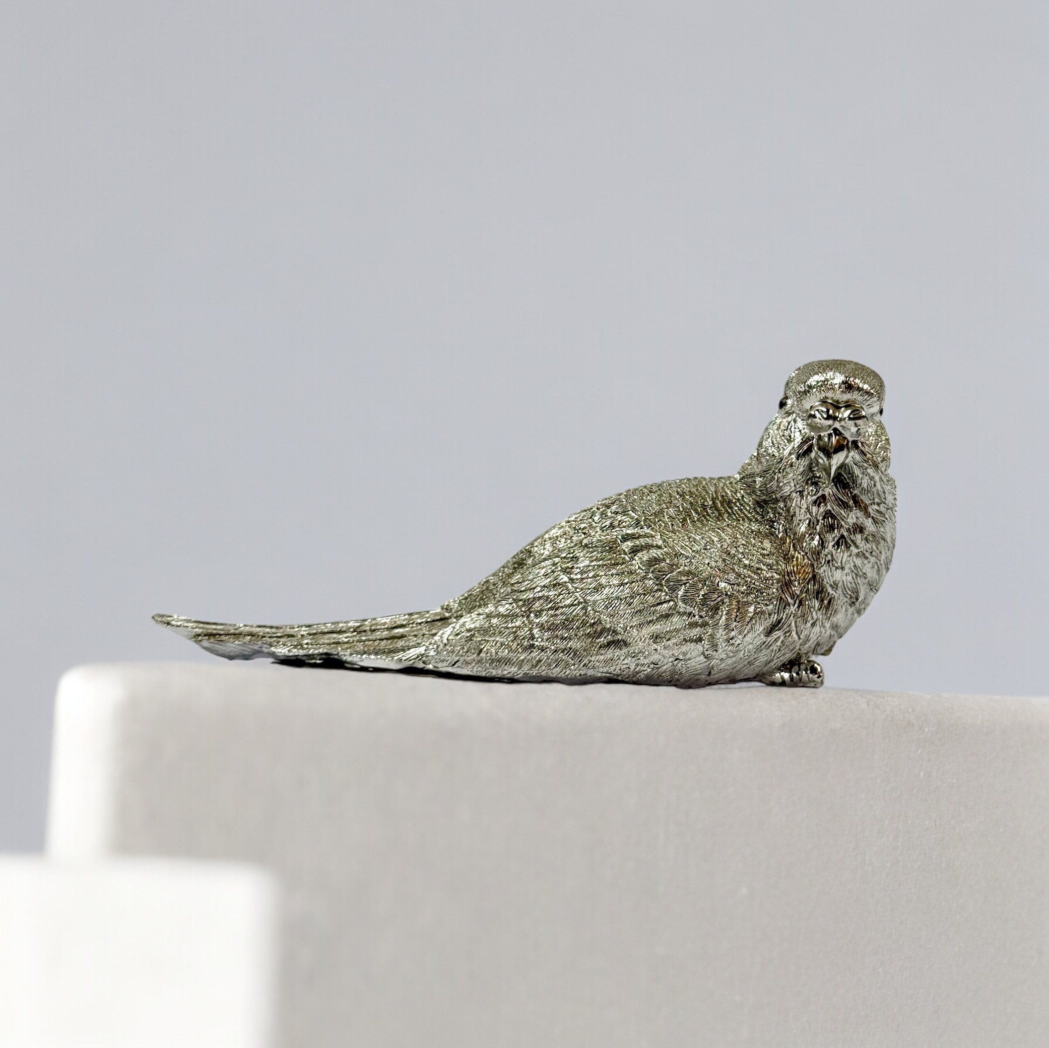 ESCULTURA PERIQUITO DEITADO RESINA PRATA COR MULDER