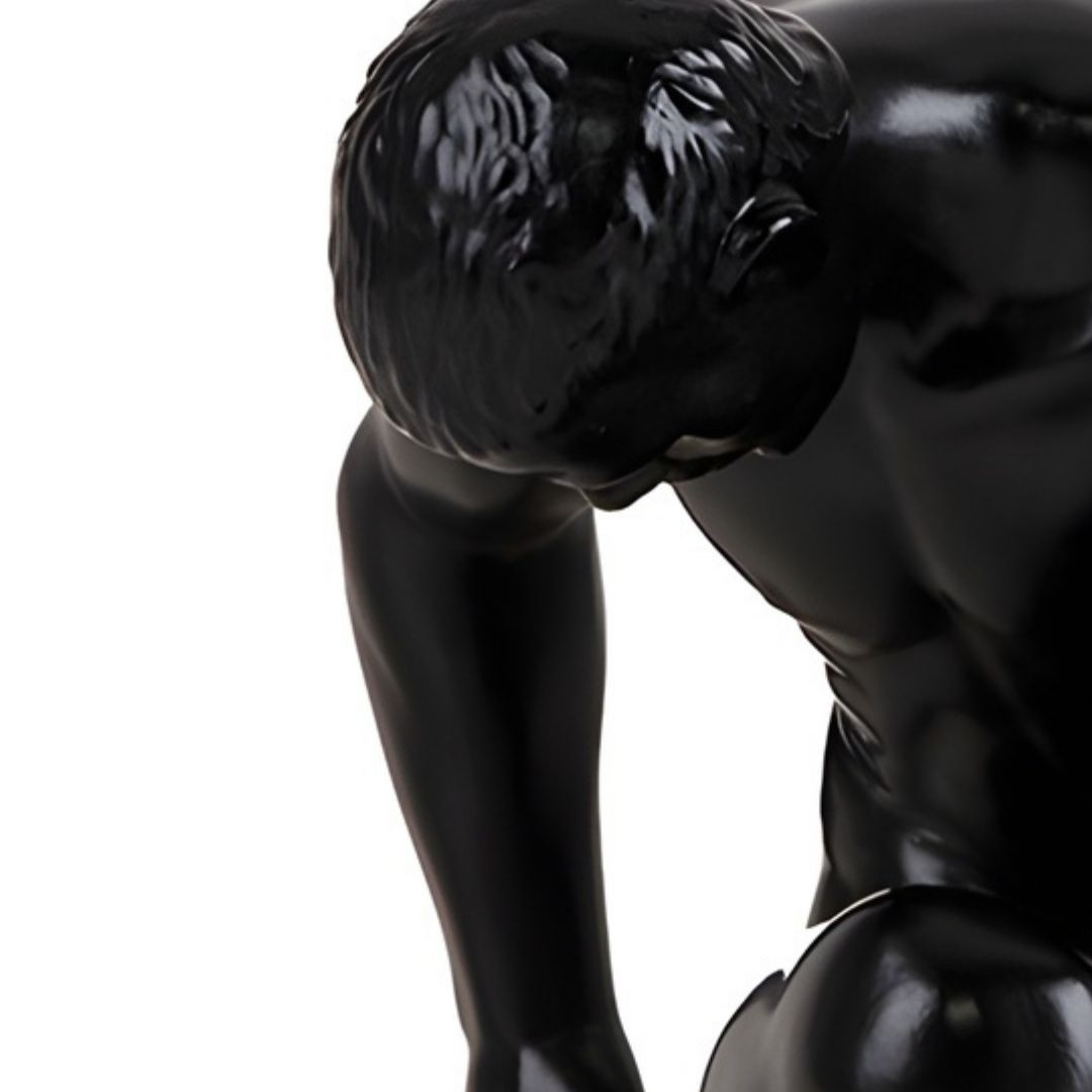 ESCULTURA MAN YOGA RESINA PRETO MODALI DESIGN