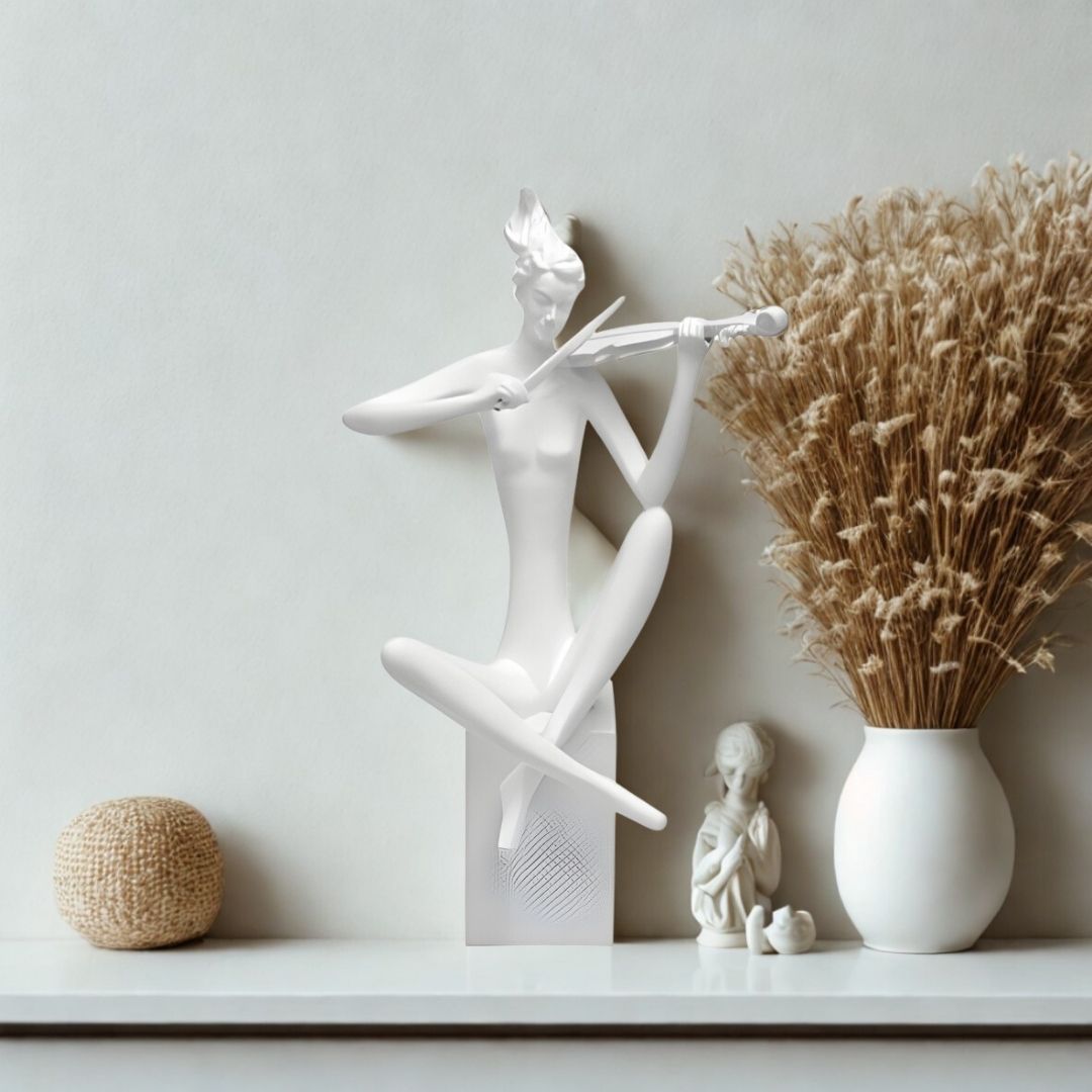 ESCULTURA VIOLINISTA SENTADA NO PEDESTAL RESINA BRANCA MODALI DESIGN
