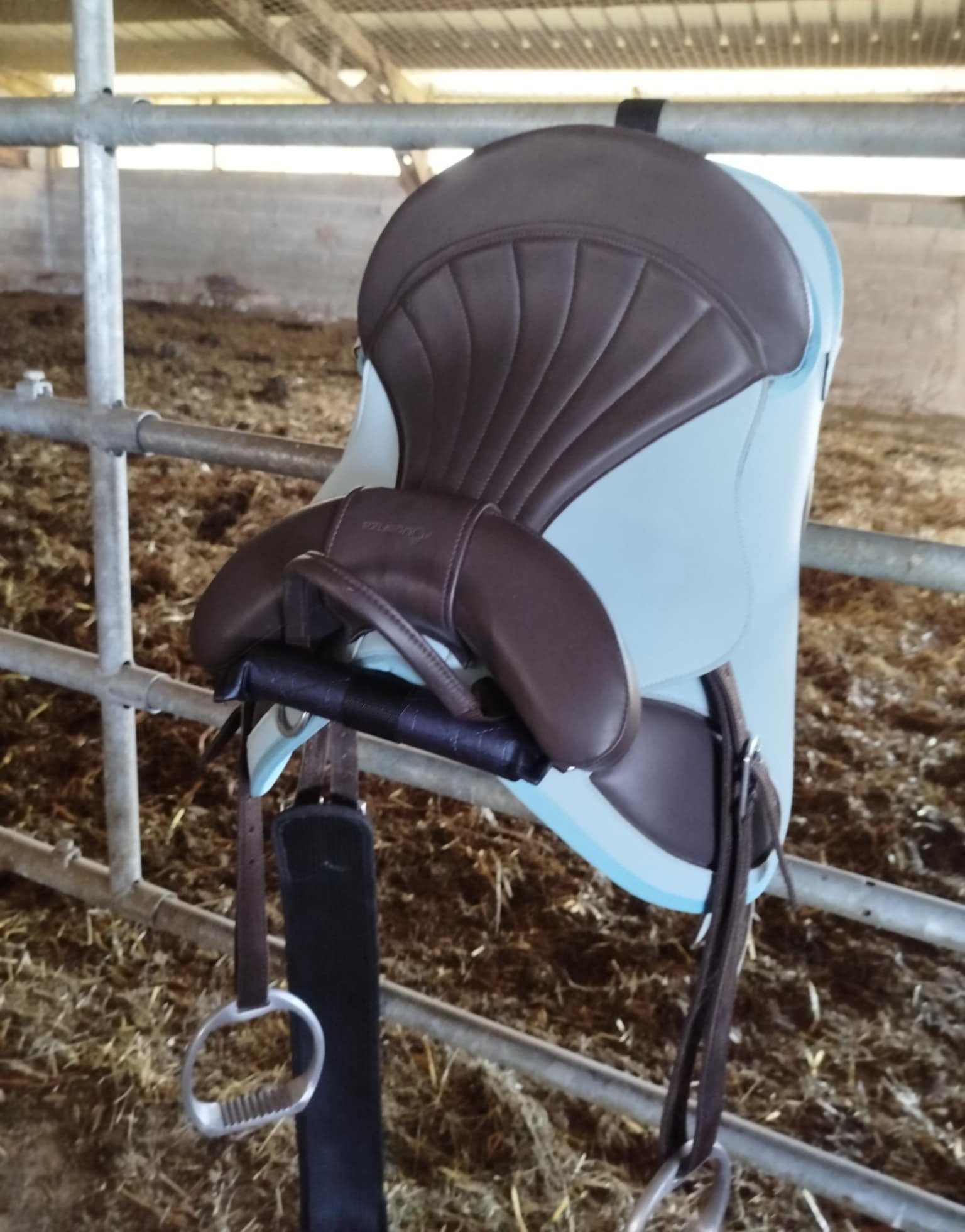 PORTE-SELLE léger, réglable et mobile.
