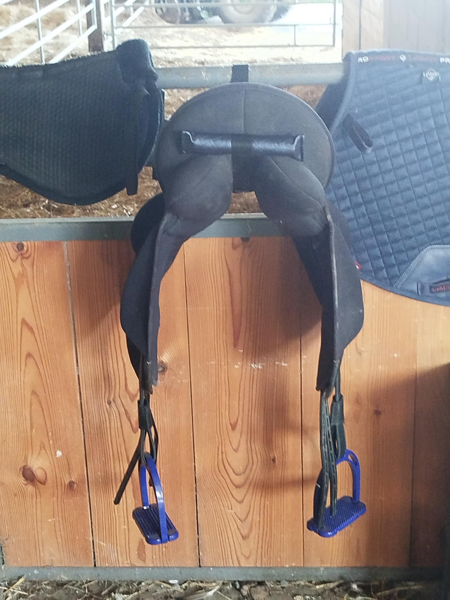 PORTE-SELLE léger, réglable et mobile.