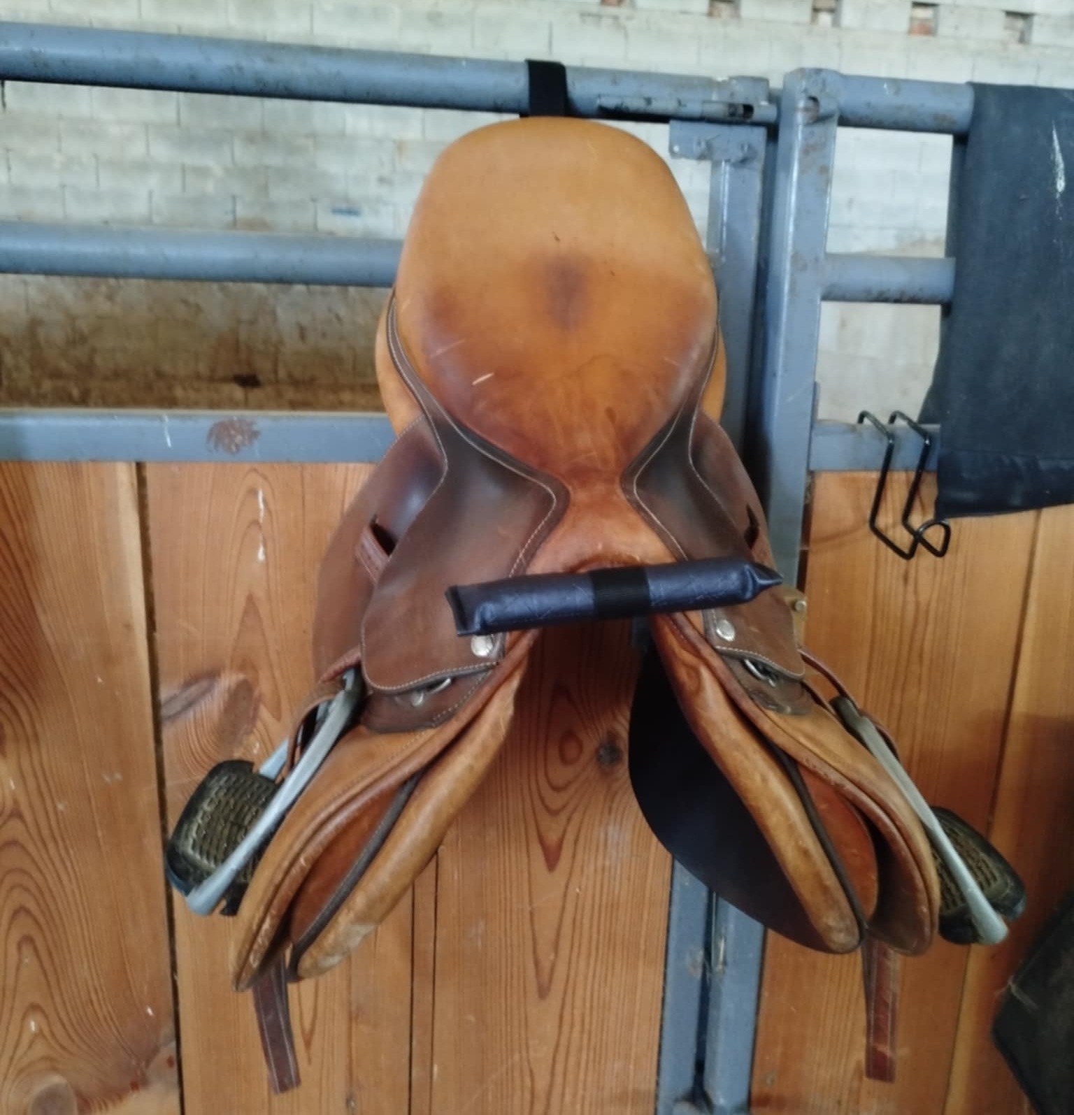 PORTE-SELLE léger, réglable et mobile.