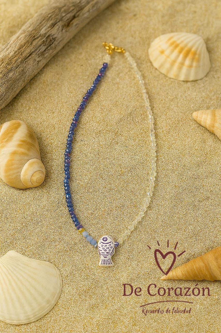 Collar de cuentas con dije de pez