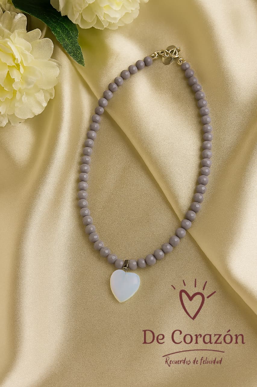 Collar de cuentas con dije de corazón