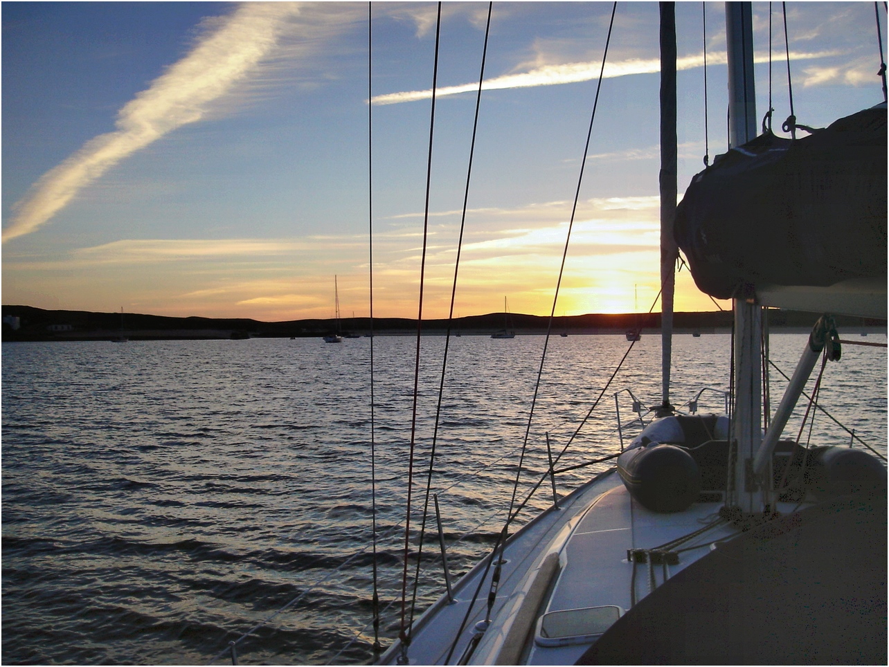 Croisière VIP au coucher du soleil, apéritif, dîner et nuit à bord 