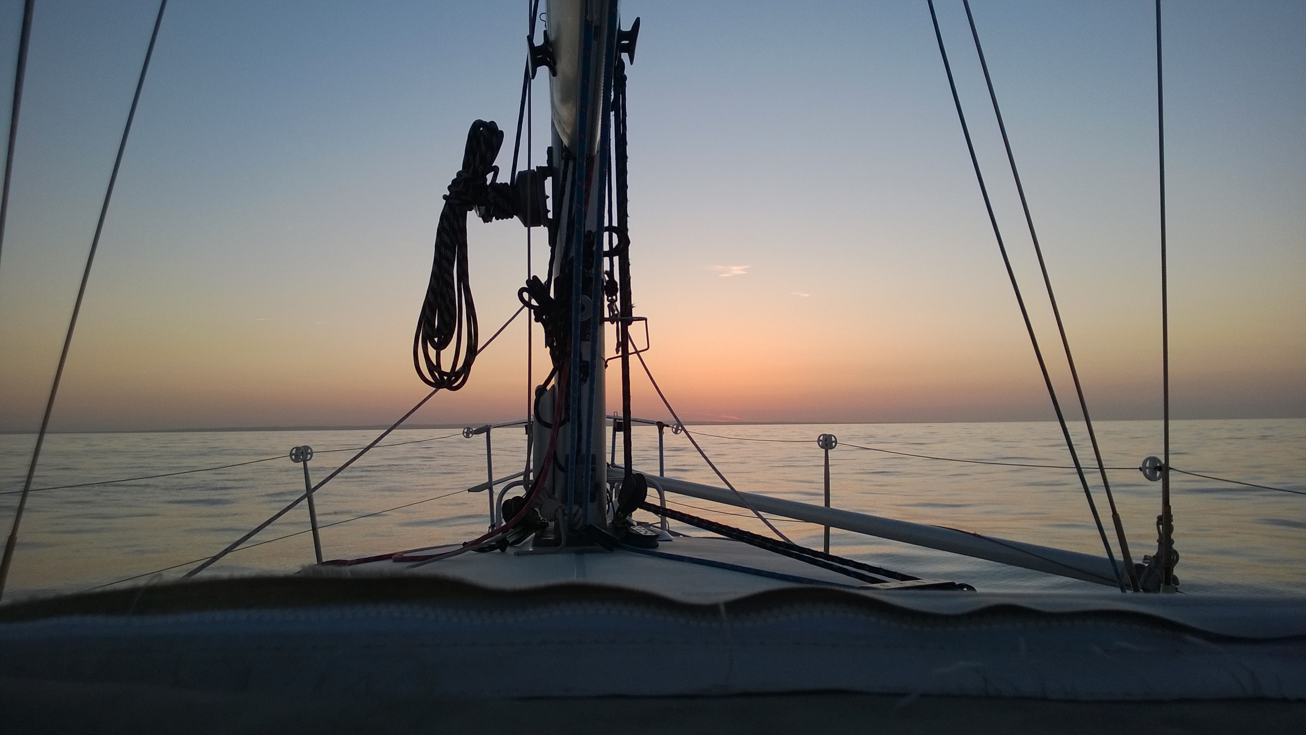 Croisière VIP au coucher du soleil, apéritif, dîner et nuit à bord 