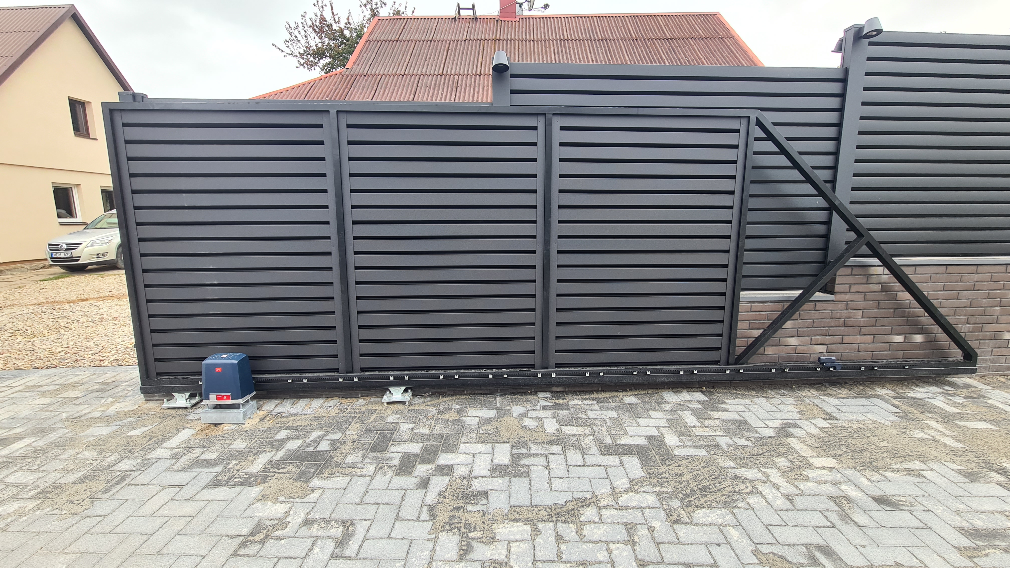 Aliuminiai stumdomi kiemo vartai