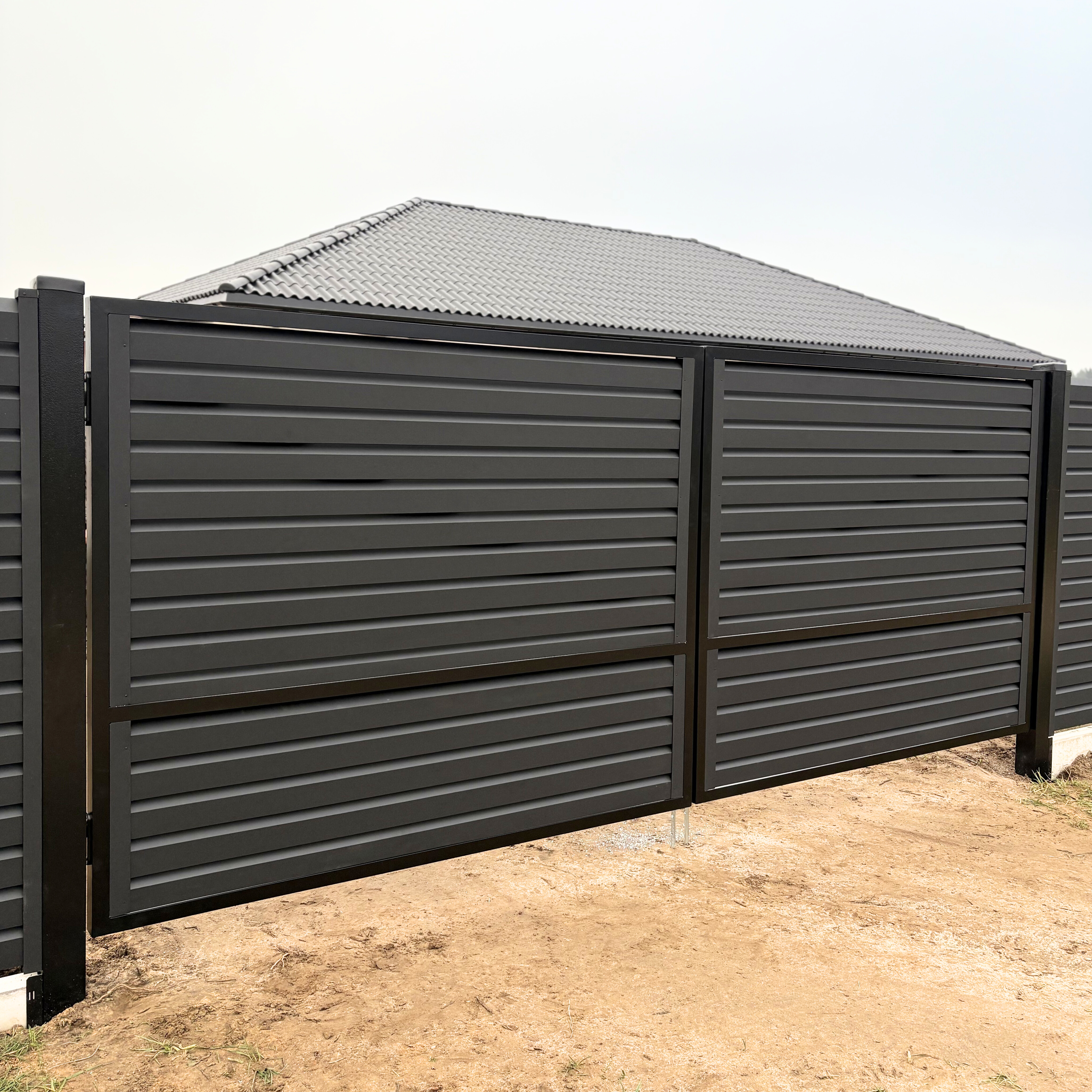 Aliuminiai dvivėriai kiemo vartai