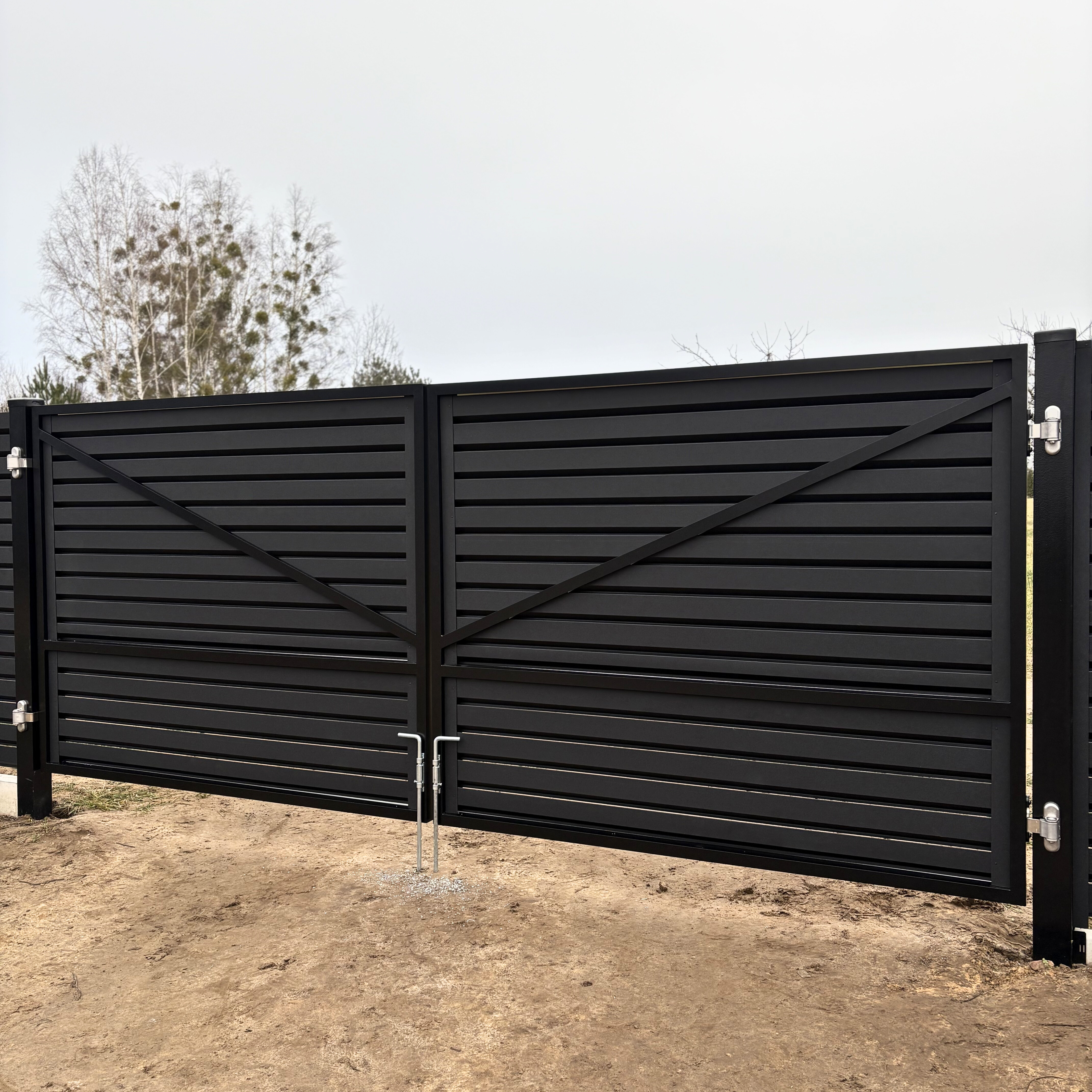 Aliuminiai dvivėriai kiemo vartai