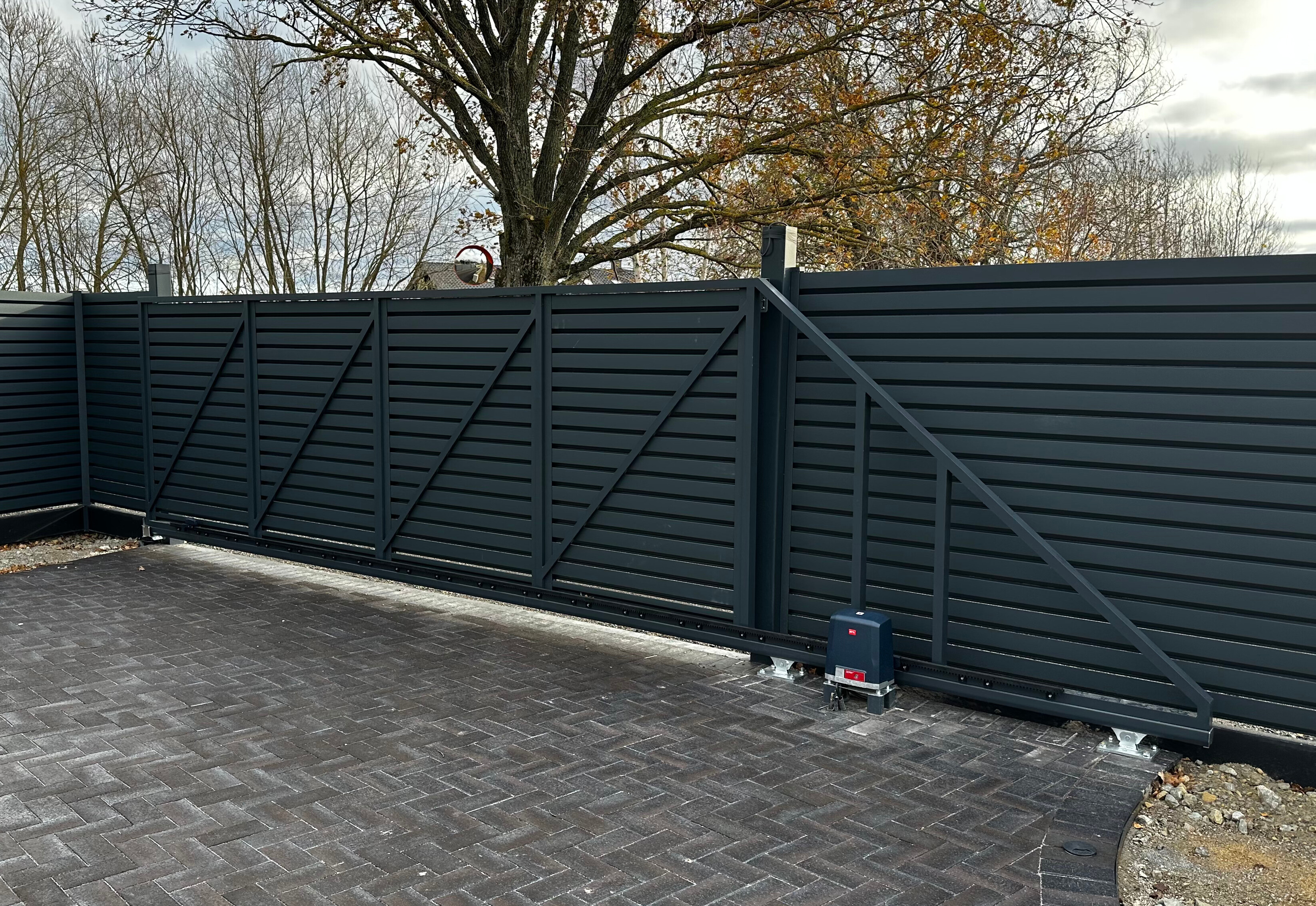 Aliuminiai stumdomi kiemo vartai