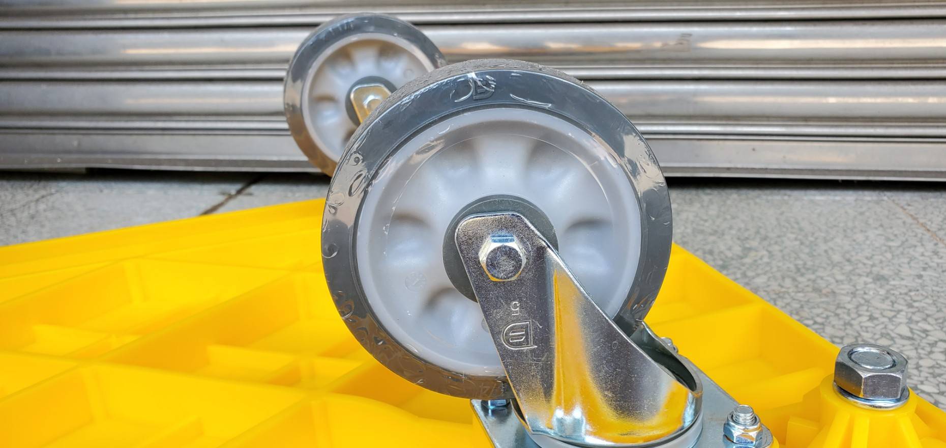 5"w型全效輪塑鋼車