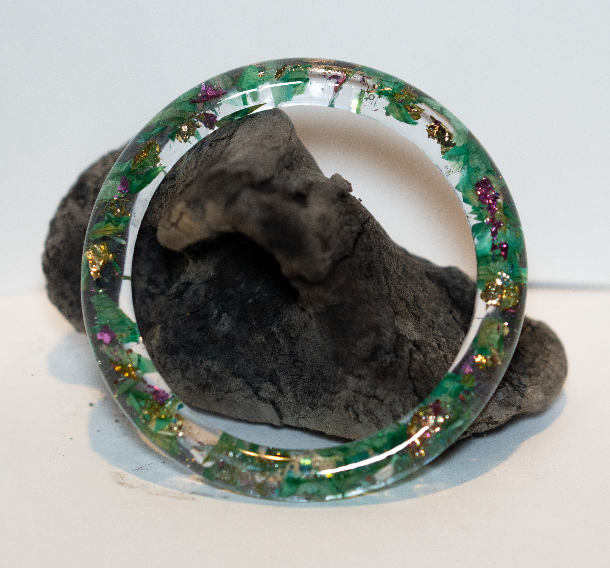 Bracelet en résine avec fleurs séchées