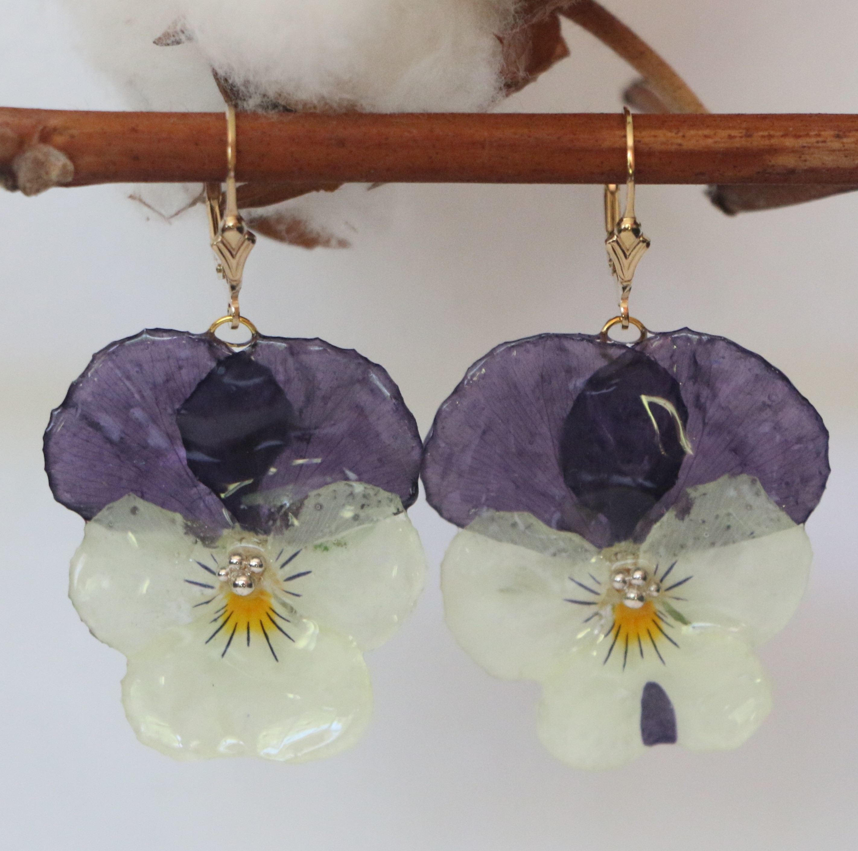 Boucle d'oreille en Pensée bi colore dormeuse Or 14k