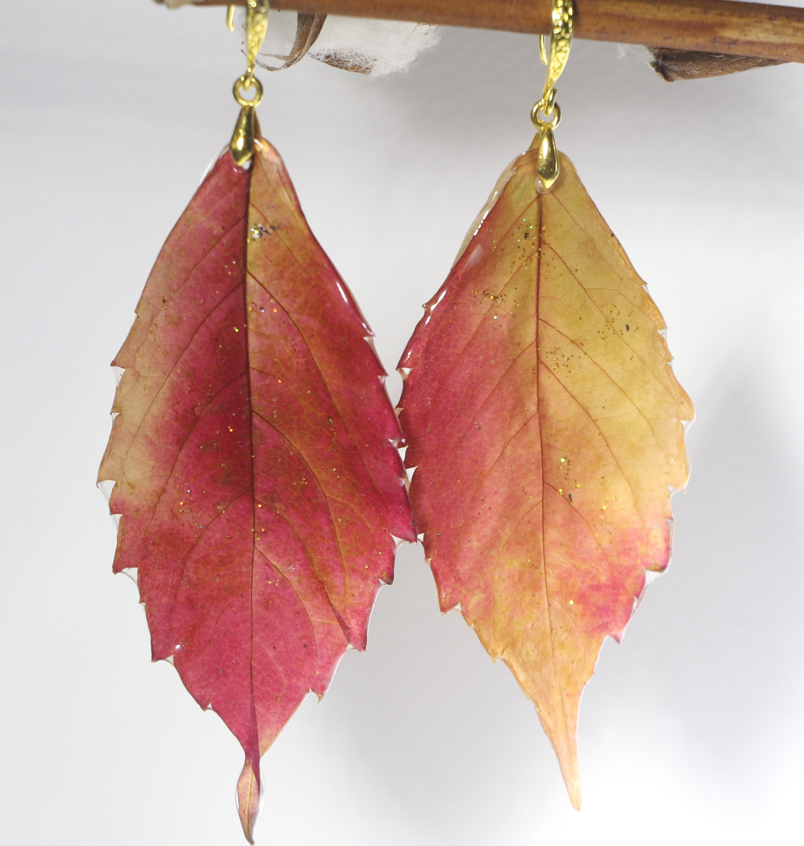 Boucles d'oreilles en Vigne vierge rouge