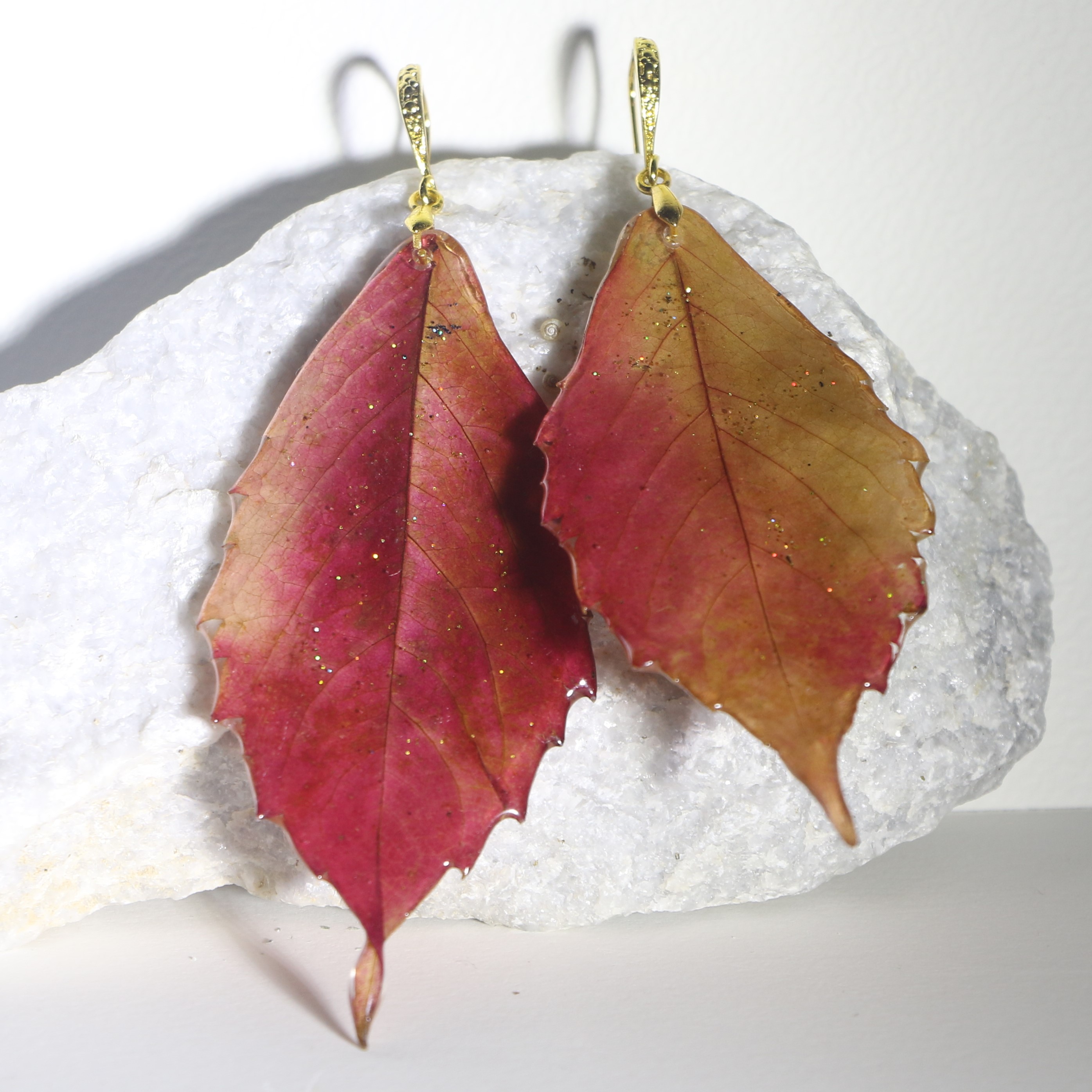 Boucles d'oreilles en Vigne vierge rouge