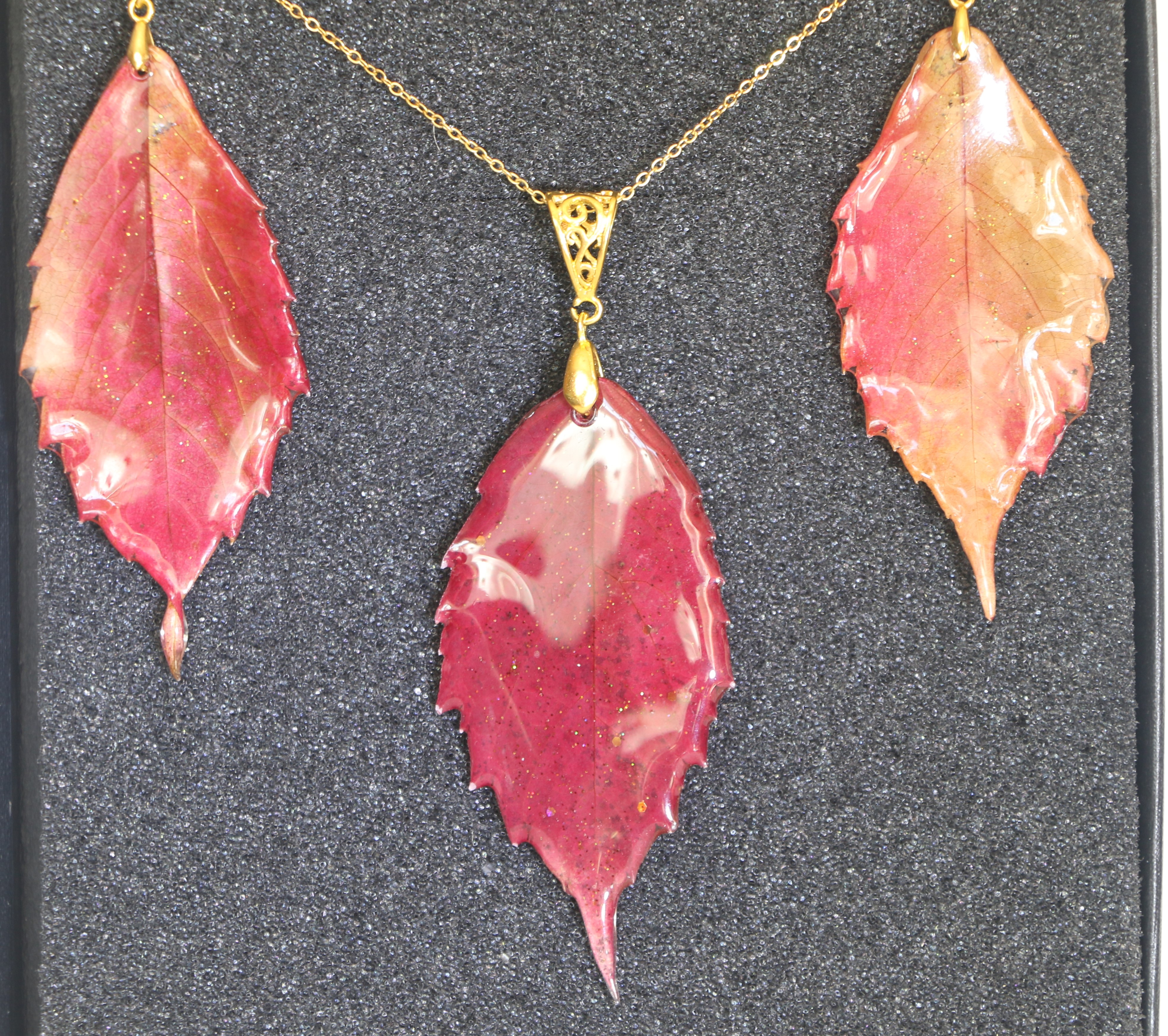 Boucles d'oreilles en Vigne vierge rouge