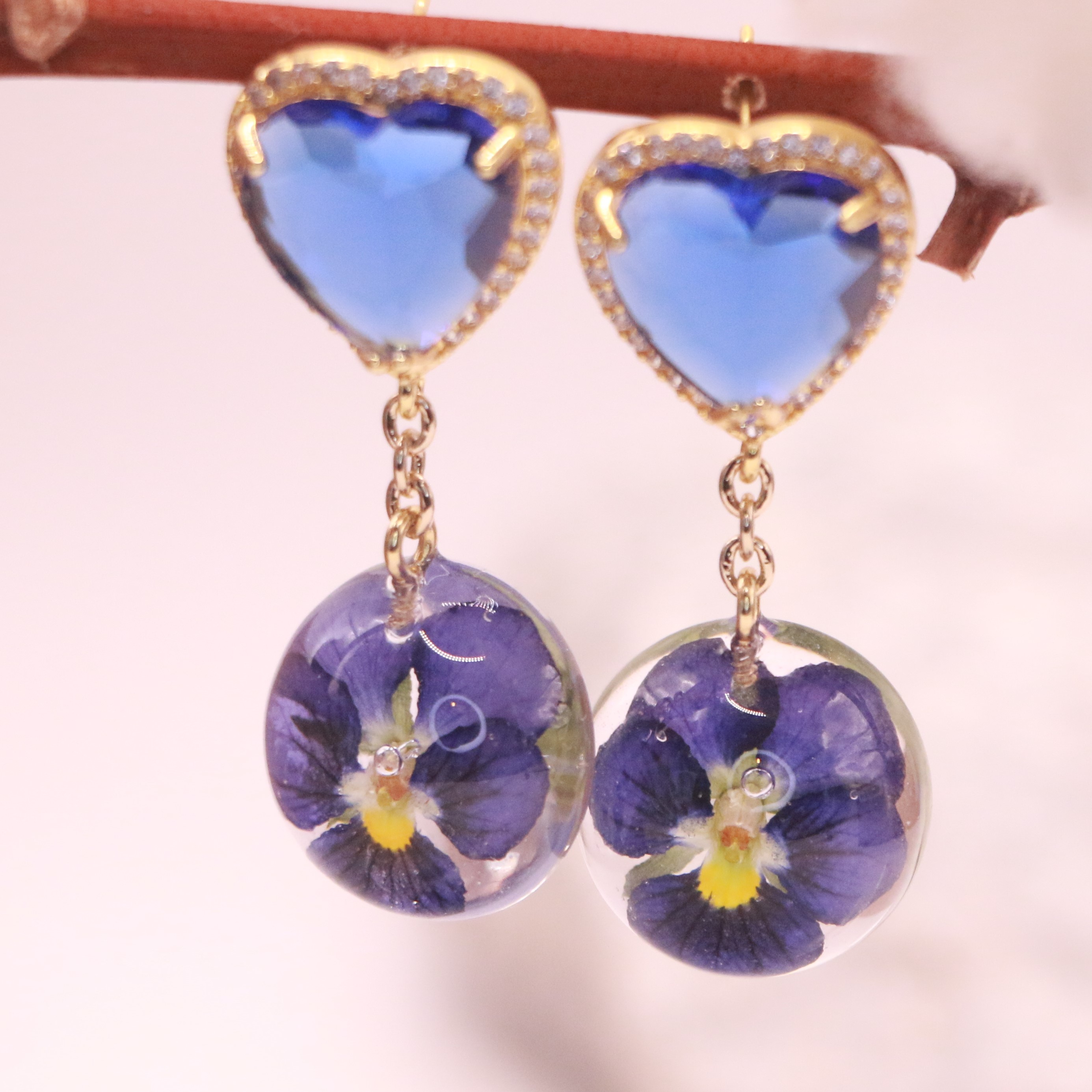 Boucles d'oreilles cœur et pensées bicolores