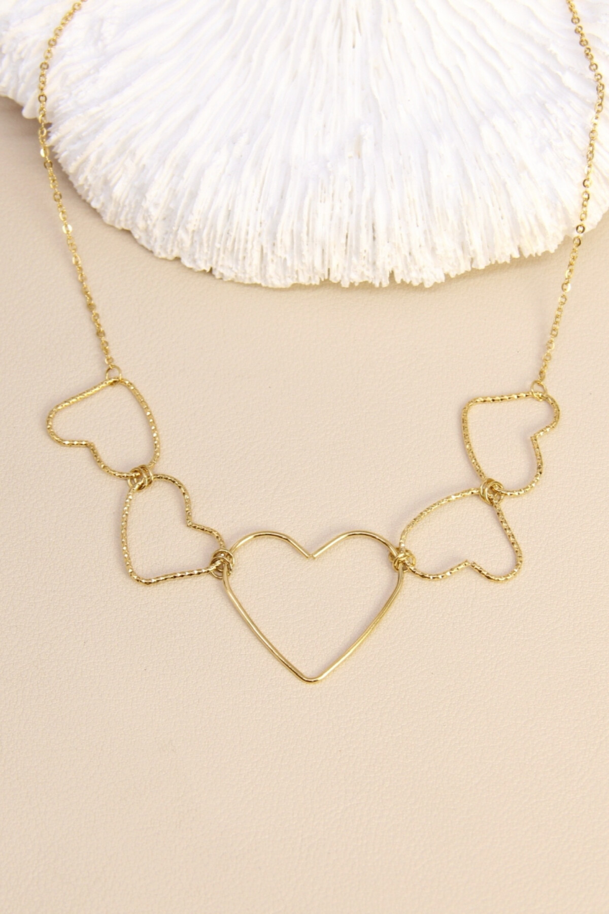 COLLIER HILONA