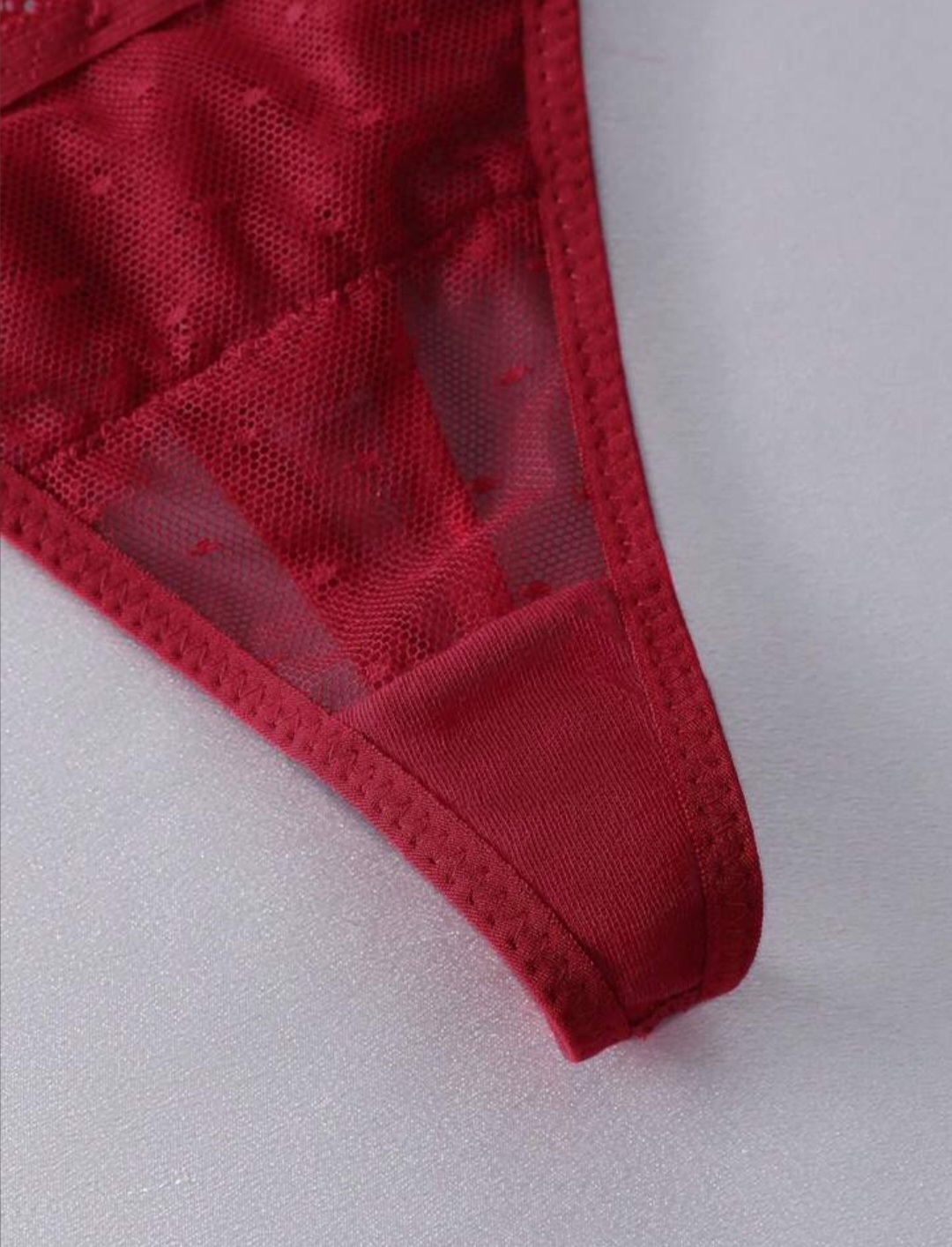 String Rouge en dentelle