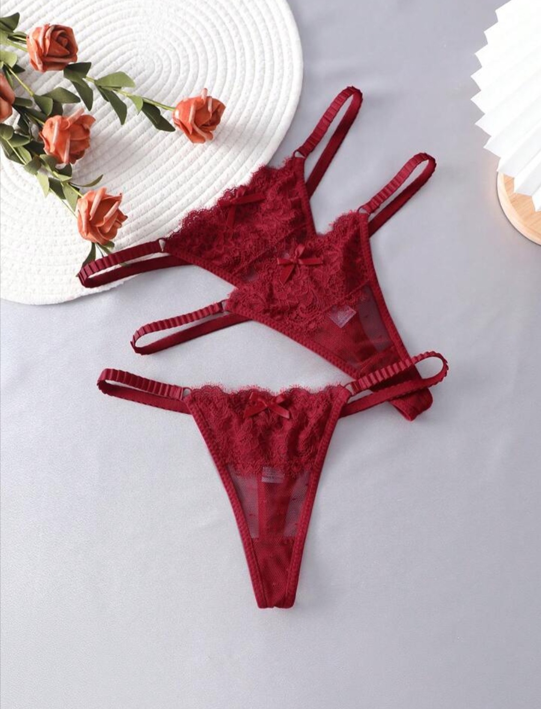 String Rouge en dentelle