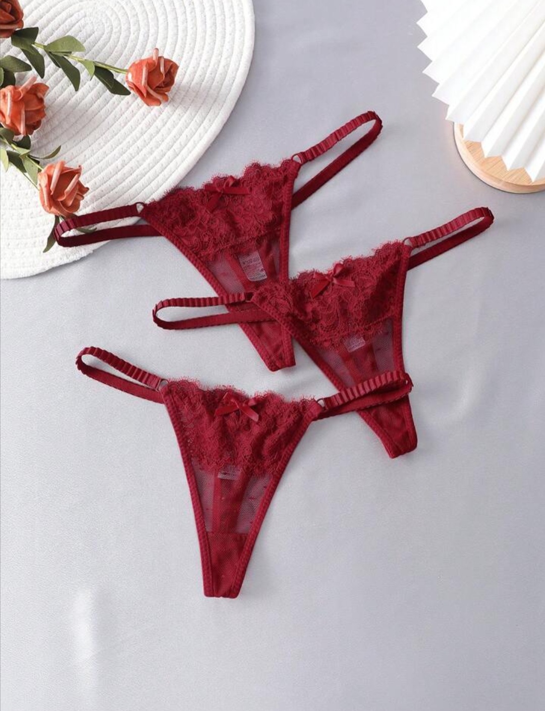 String Rouge en dentelle