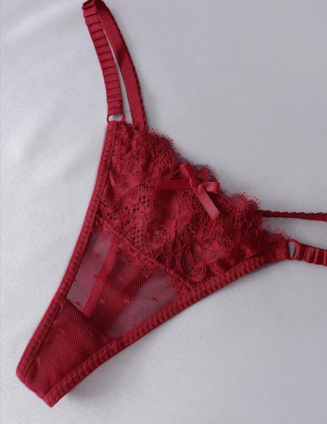 String Rouge en dentelle
