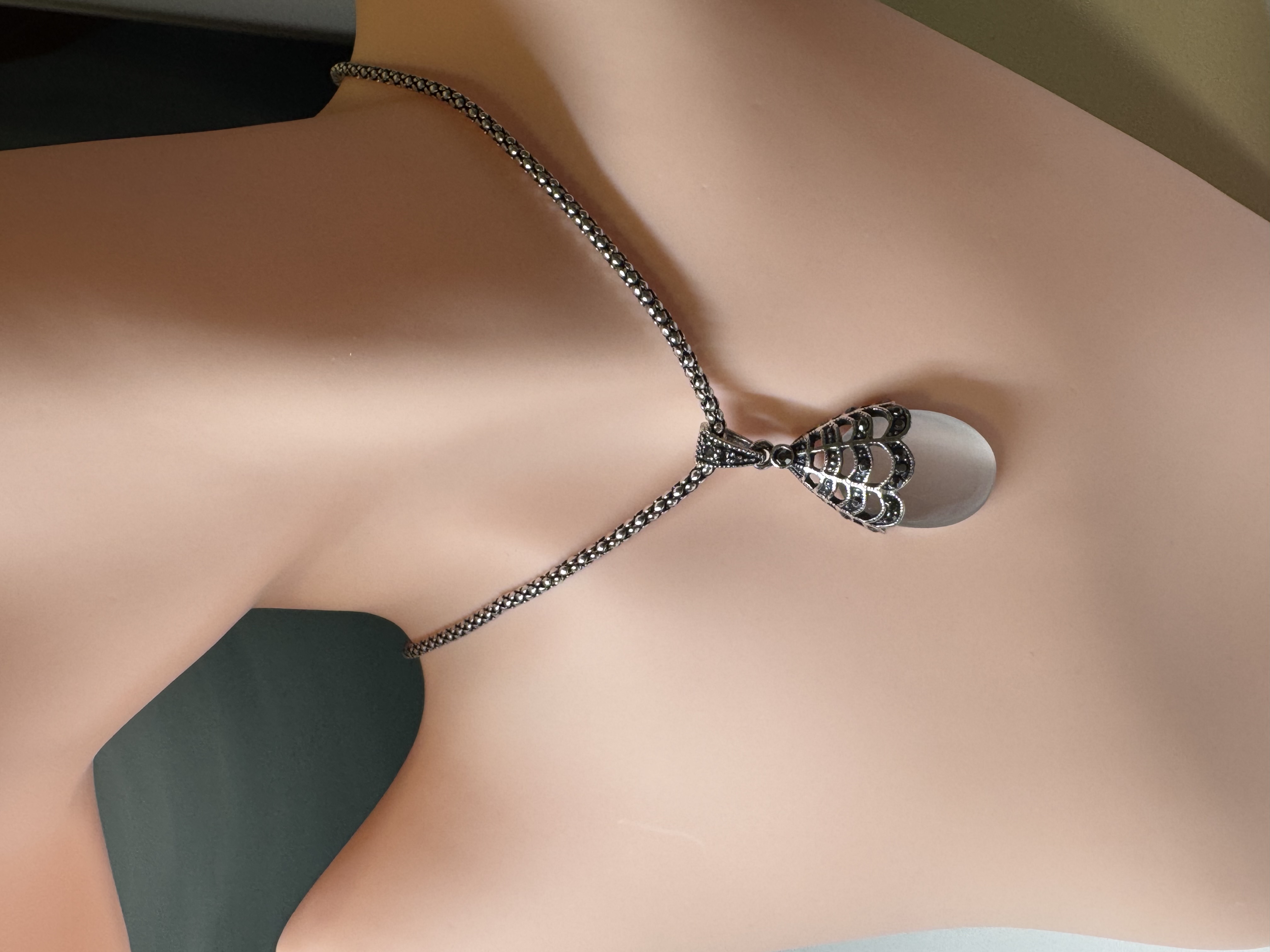 Spider drop necklace