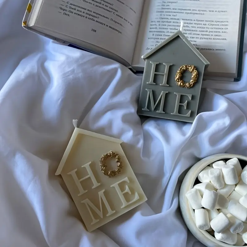 HOME Kerze in Hausform – Handgegossen mit Goldflocken 