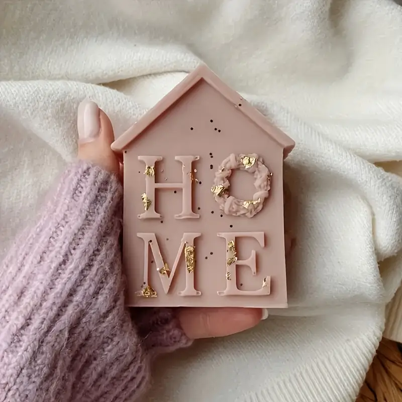 HOME Kerze in Hausform – Handgegossen mit Goldflocken 