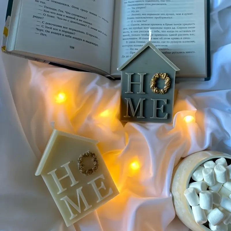 HOME Kerze in Hausform – Handgegossen mit Goldflocken 