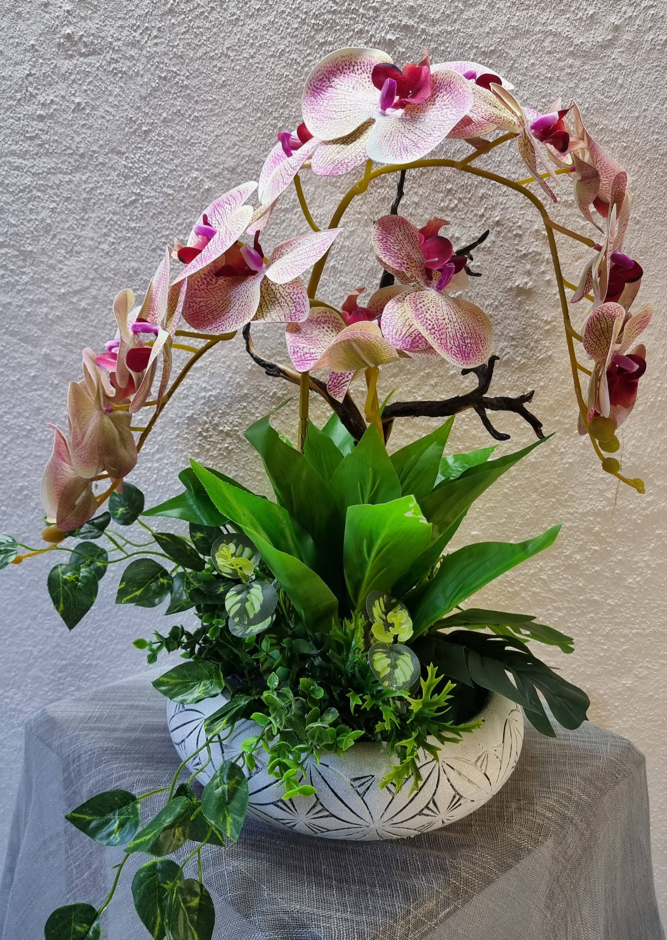 Planter with artificial cream-colour orchids with pink spots (variegated)