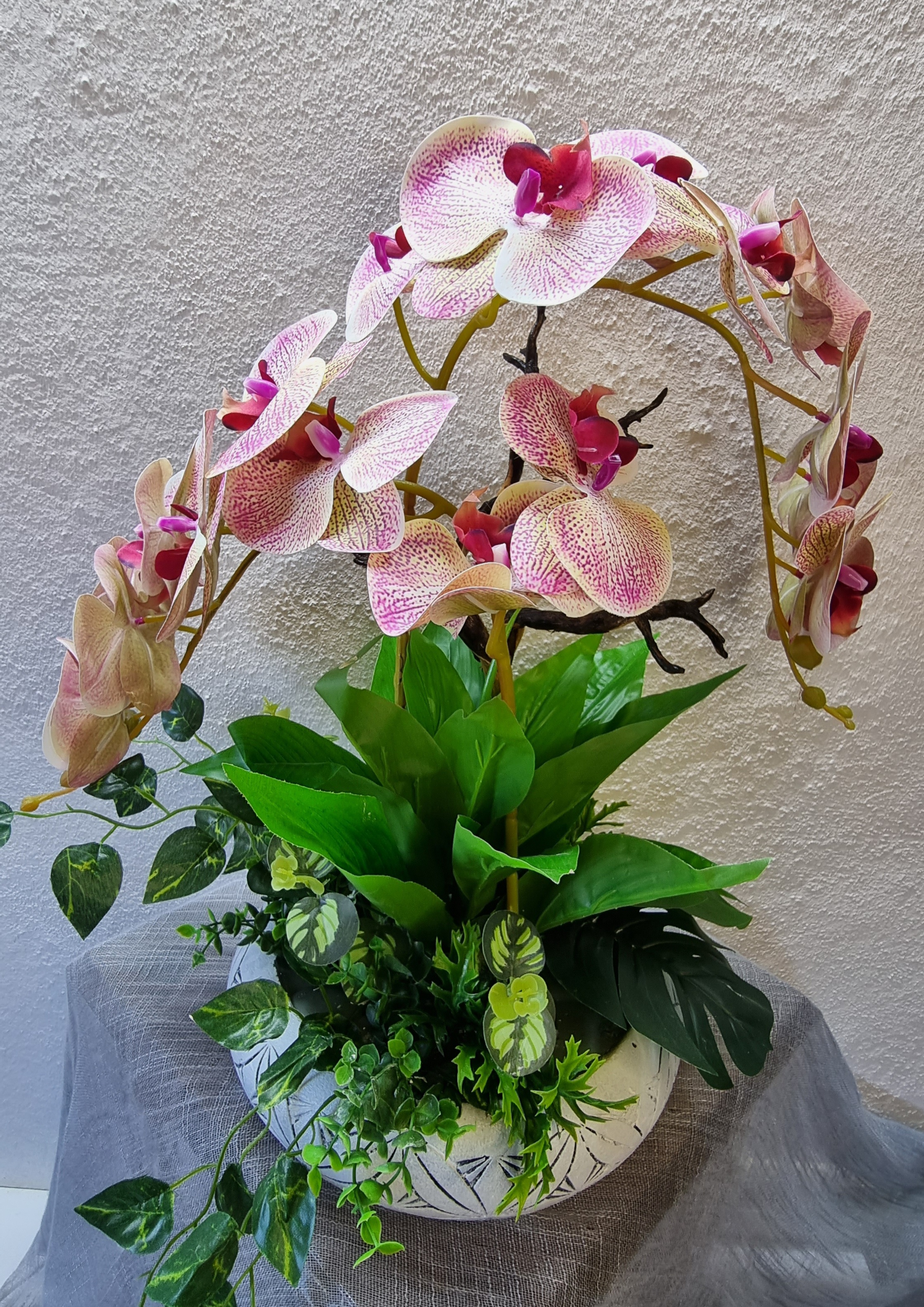 Planter with artificial cream-colour orchids with pink spots (variegated)