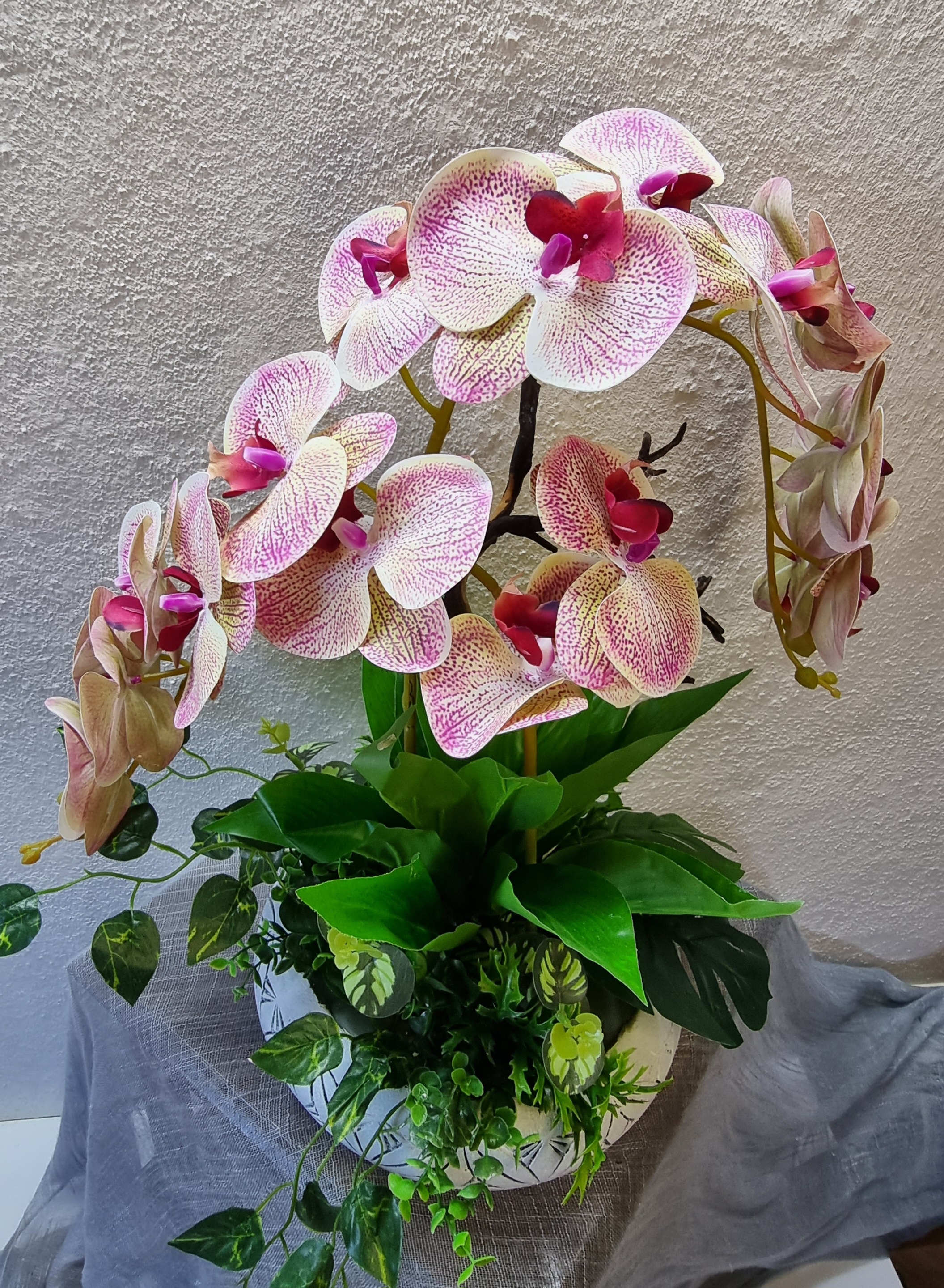 Planter with artificial cream-colour orchids with pink spots (variegated)