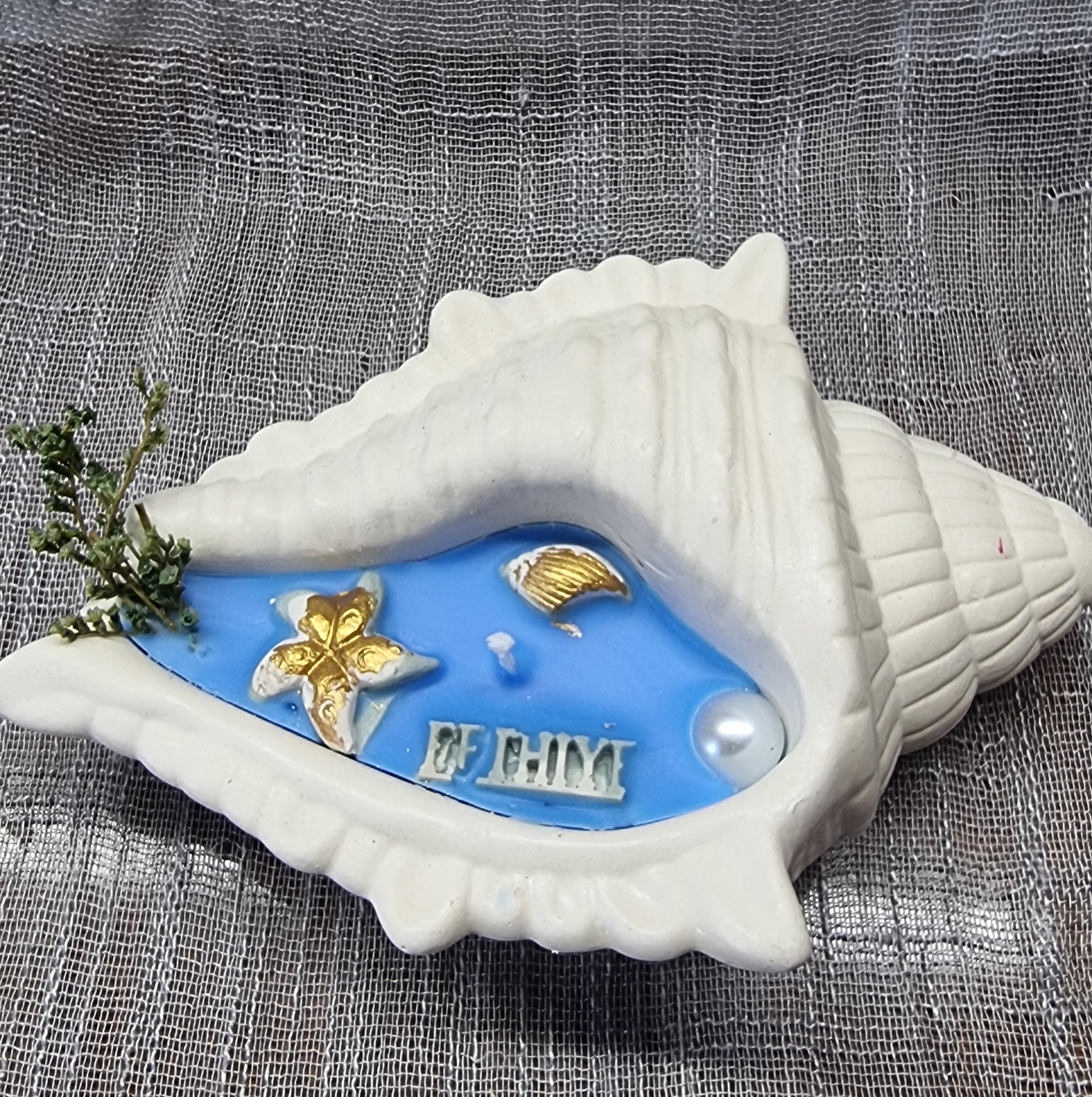 Blue wax in a big handmade seashell (fresh linen scented)