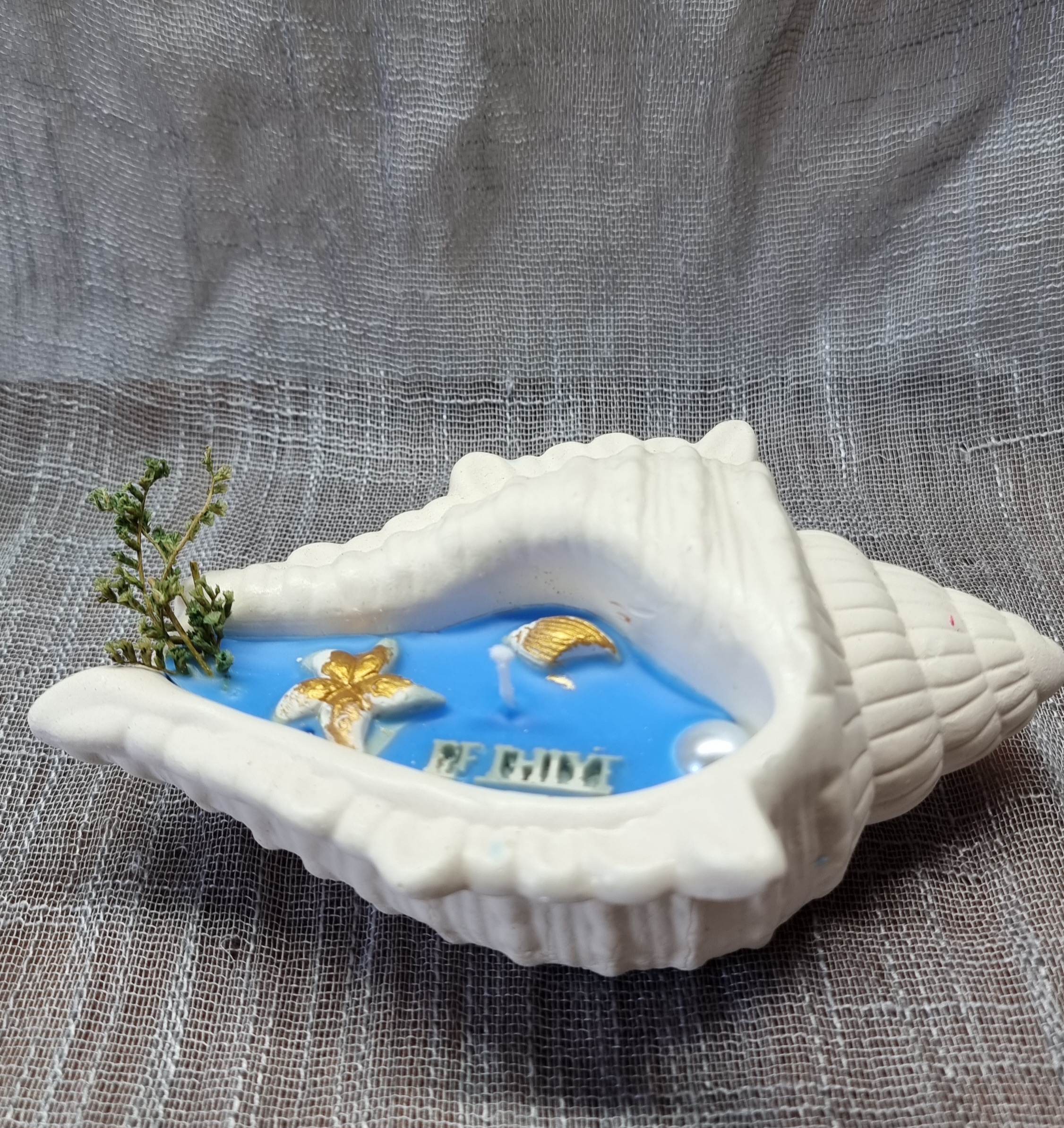 Blue wax in a big handmade seashell (fresh linen scented)