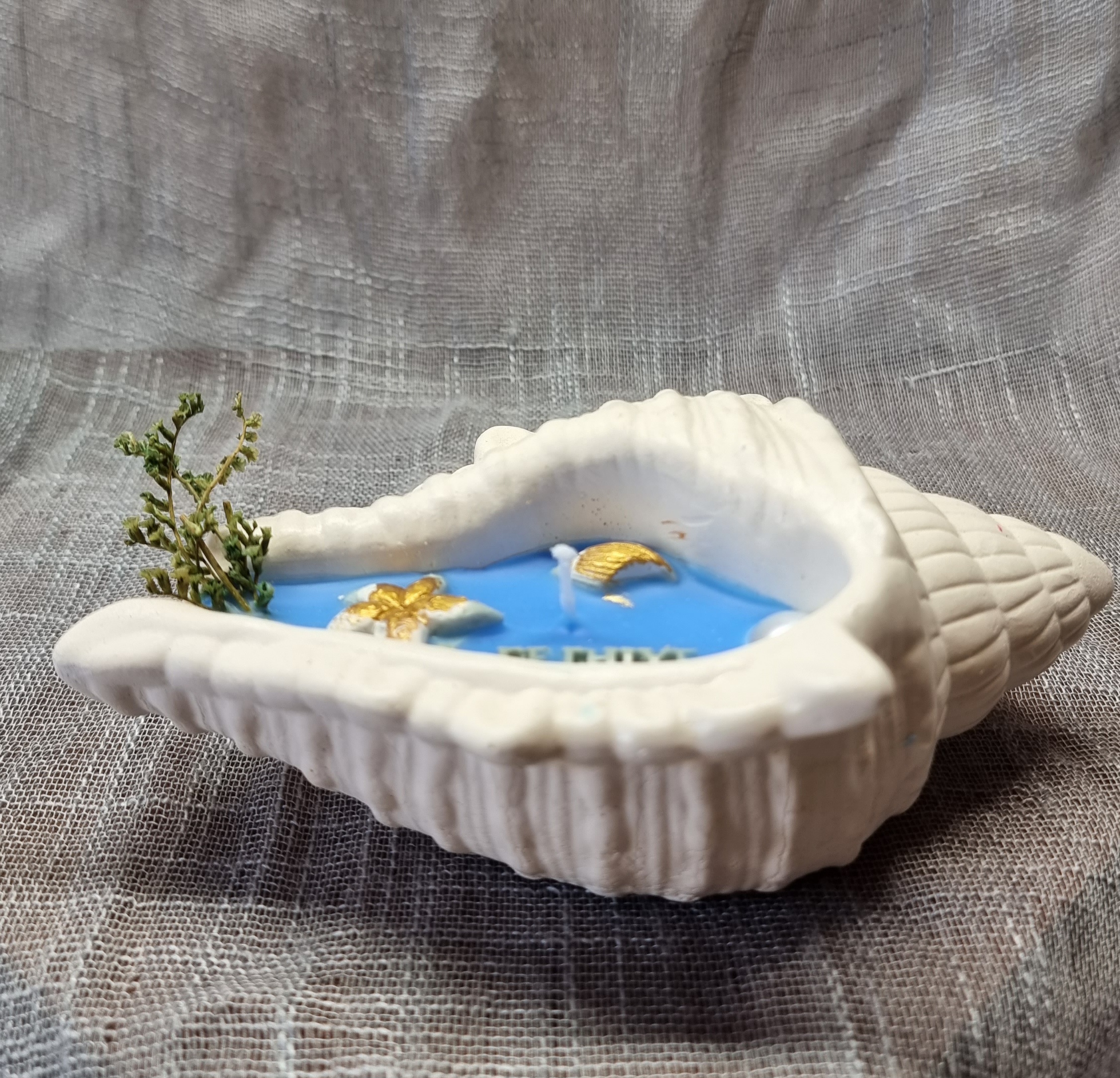 Blue wax in a big handmade seashell (fresh linen scented)
