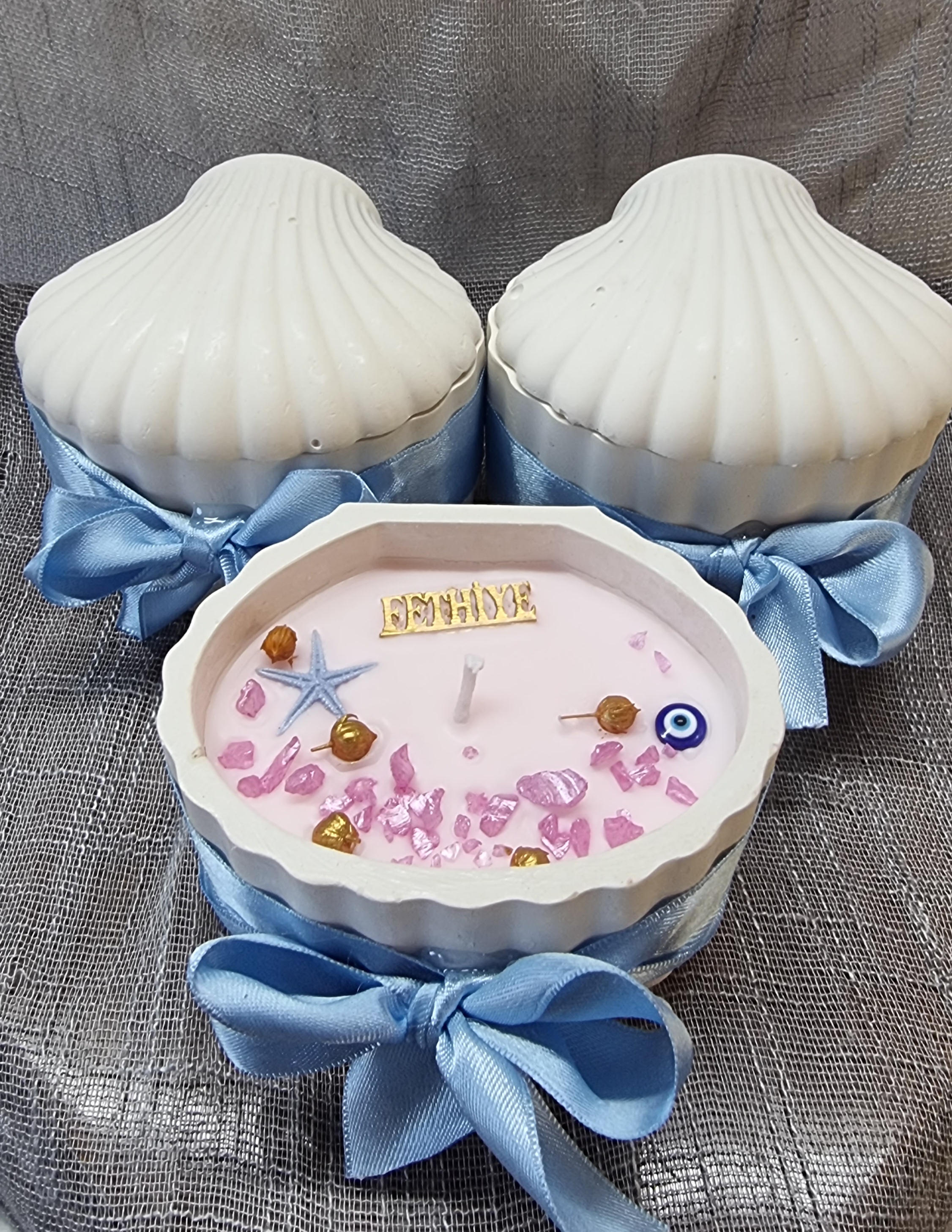 White wax in a handmade seashell (vanilla scented)