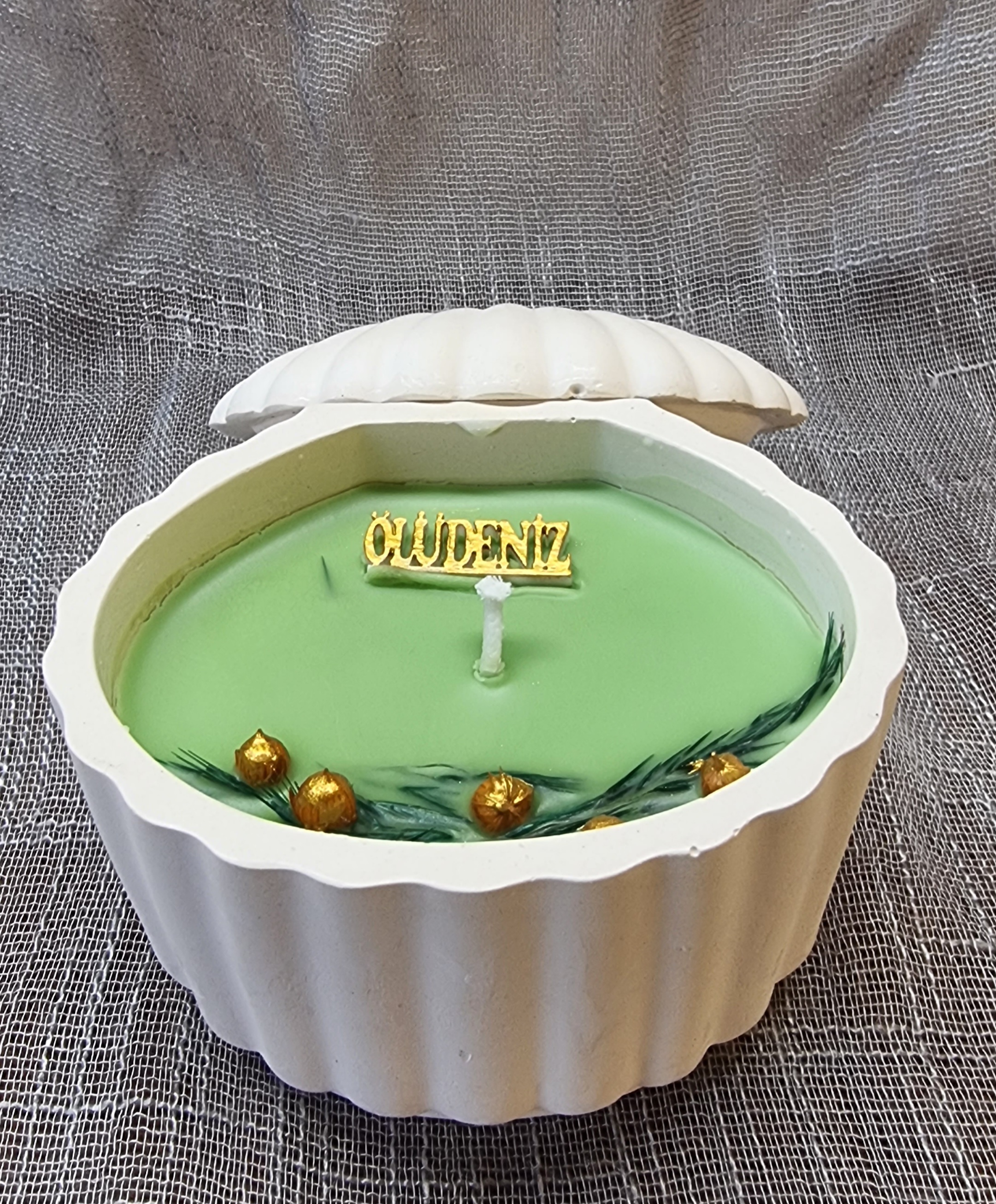 Green wax in a handmade seashell (pine scented)