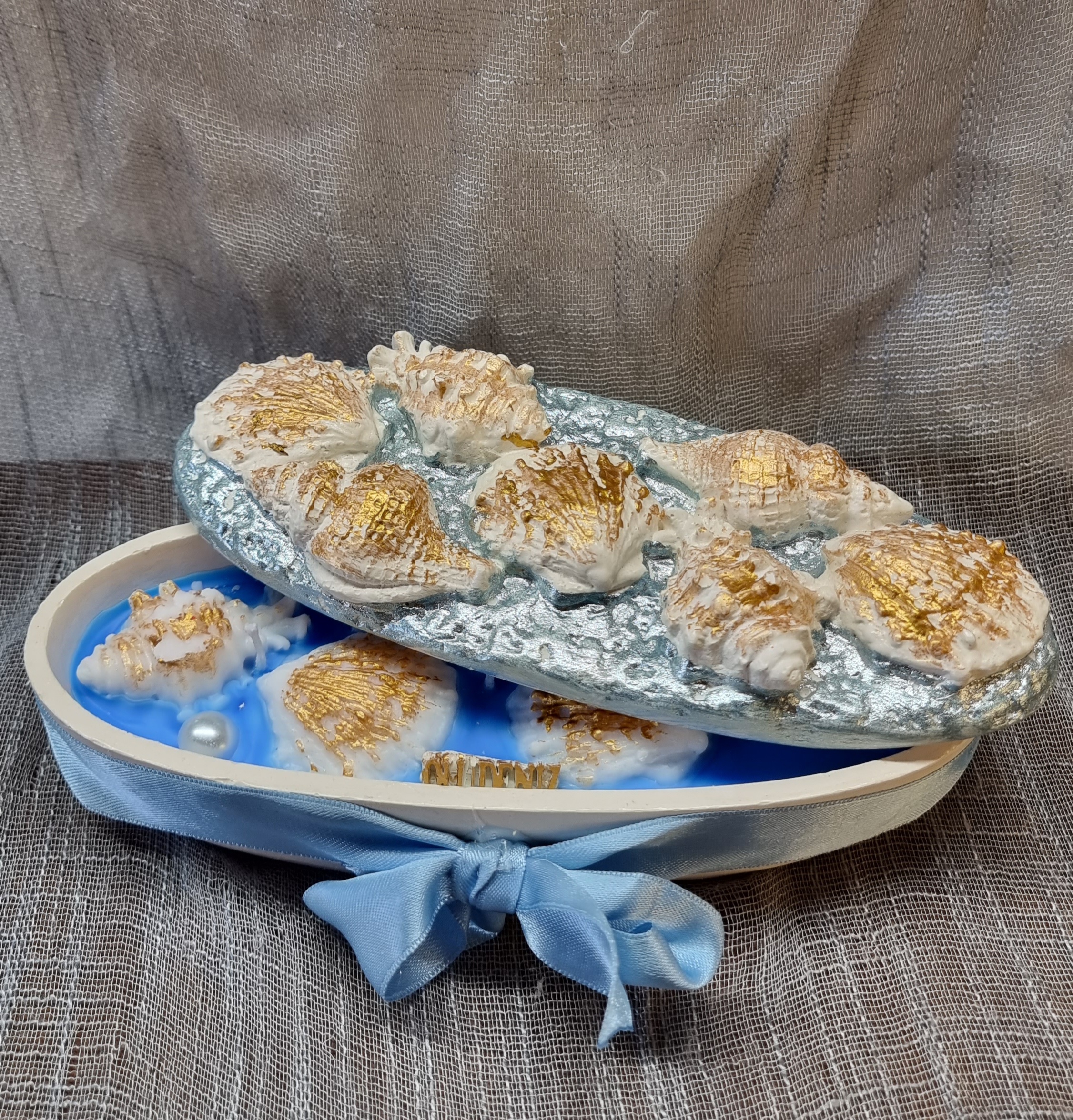 Big-sized oval candle with blue wax (fresh linen scent)