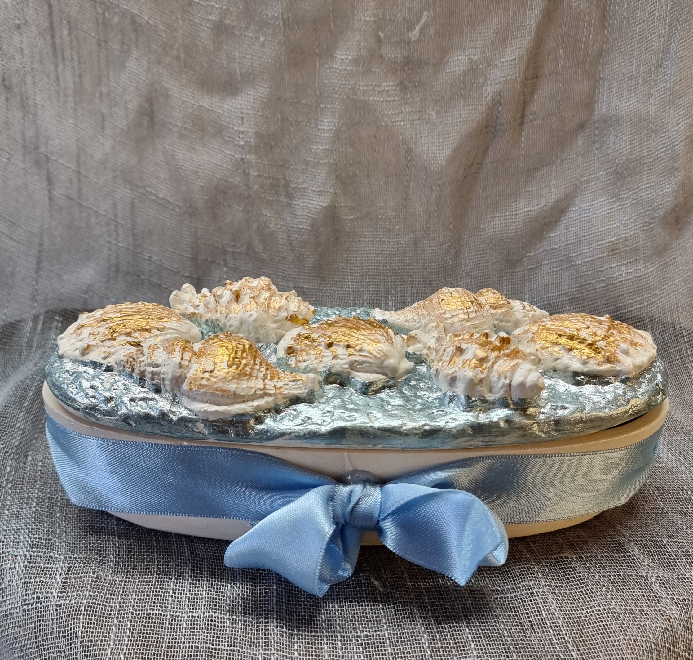 Big-sized oval candle with blue wax (fresh linen scent)