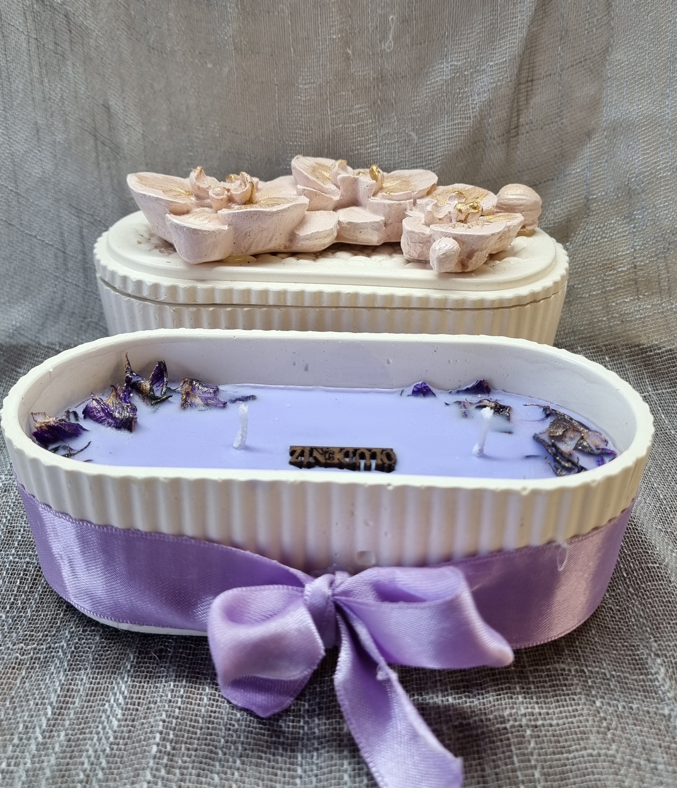 Big-sized oval candle with purple wax (lavender scent)