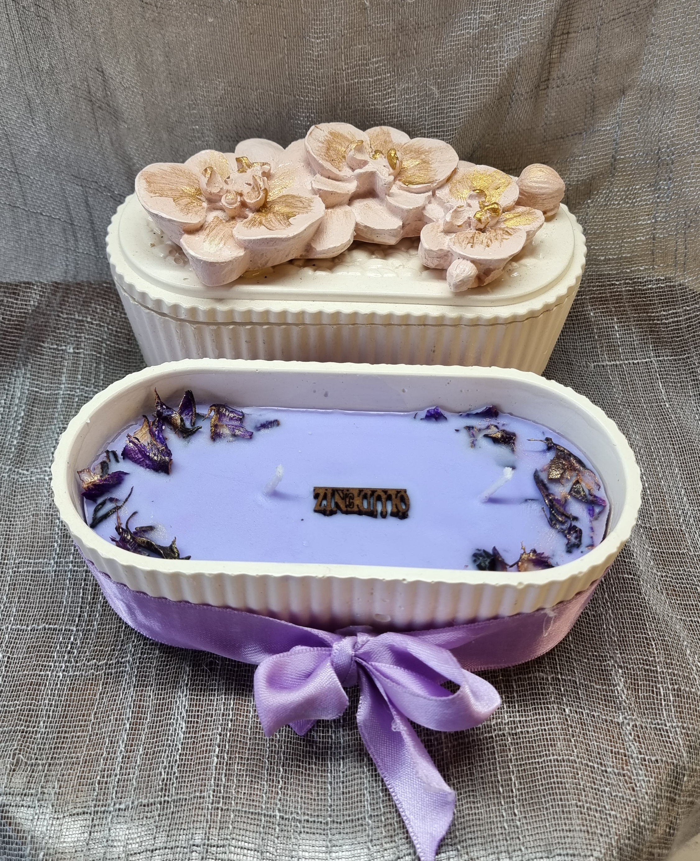 Big-sized oval candle with purple wax (lavender scent)