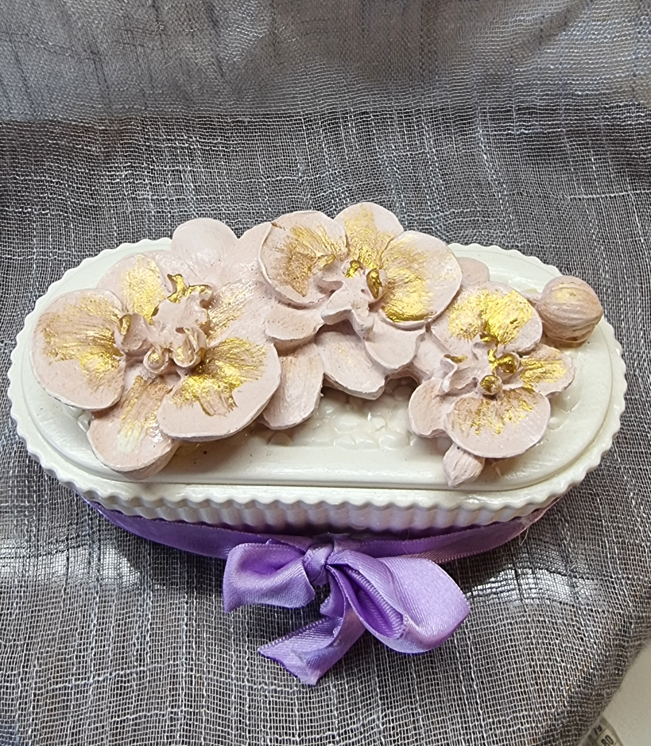 Big-sized oval candle with purple wax (lavender scent)