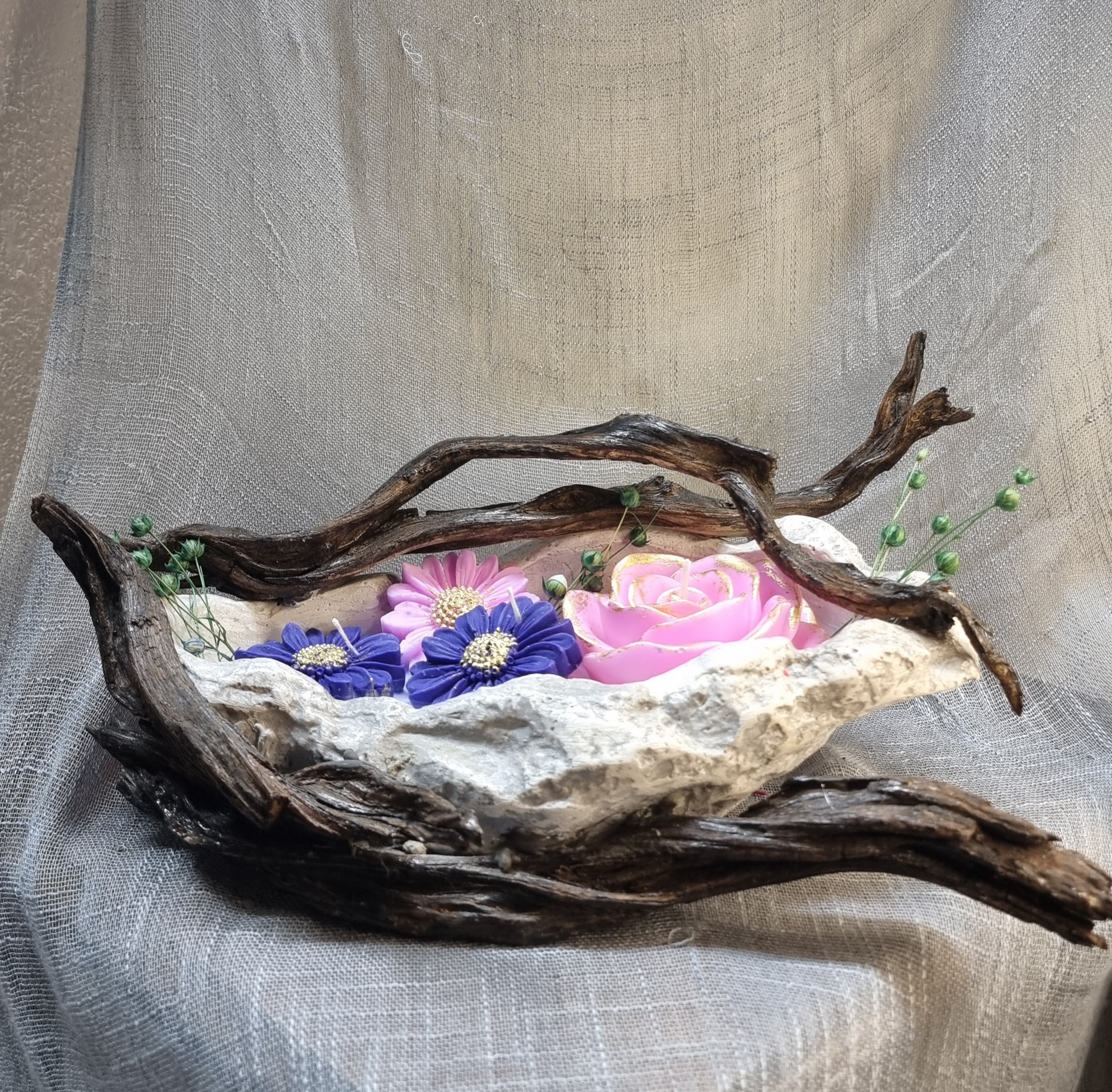 King-size candle with wax flowers (flower scent)