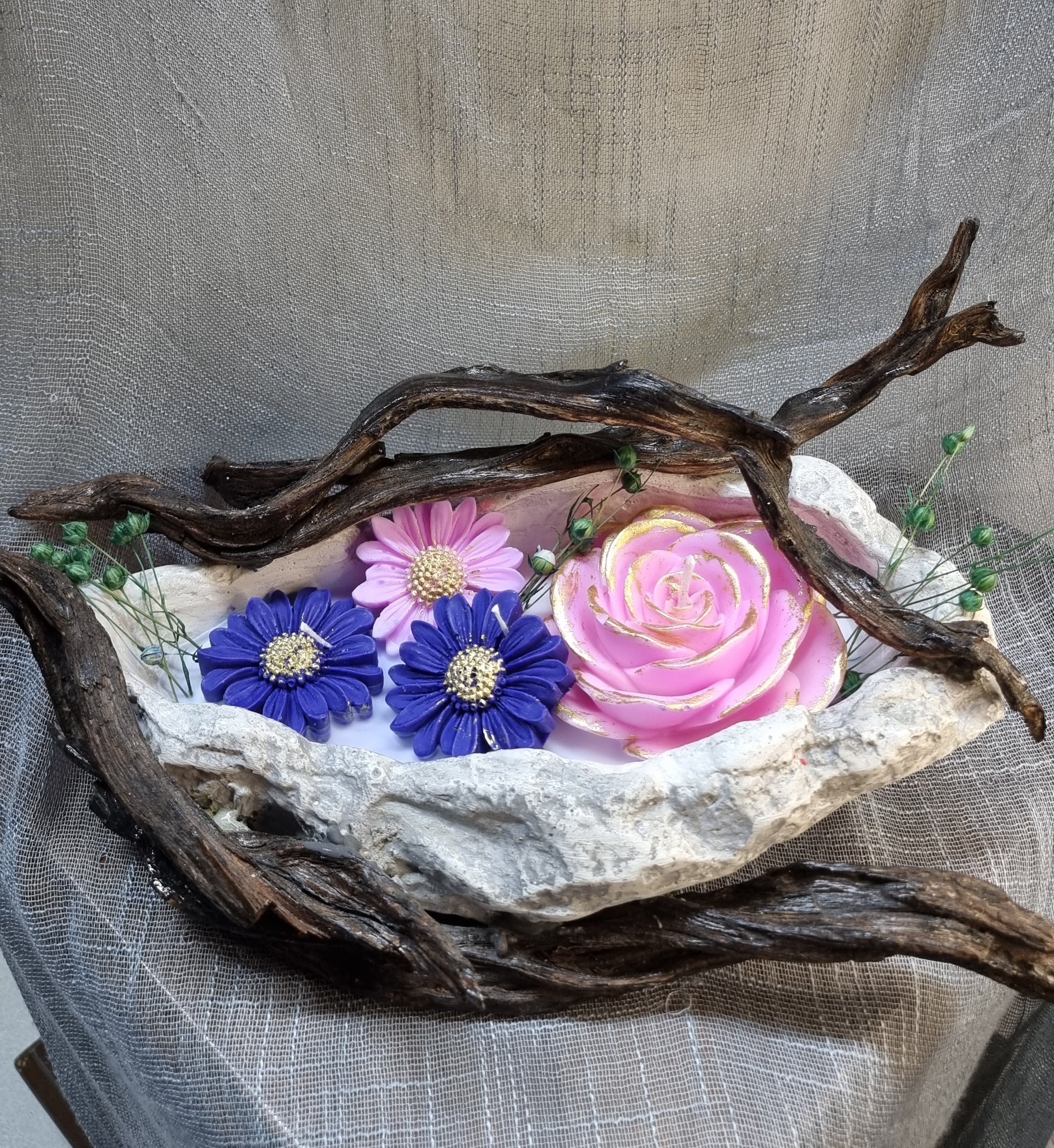 King-size candle with wax flowers (flower scent)